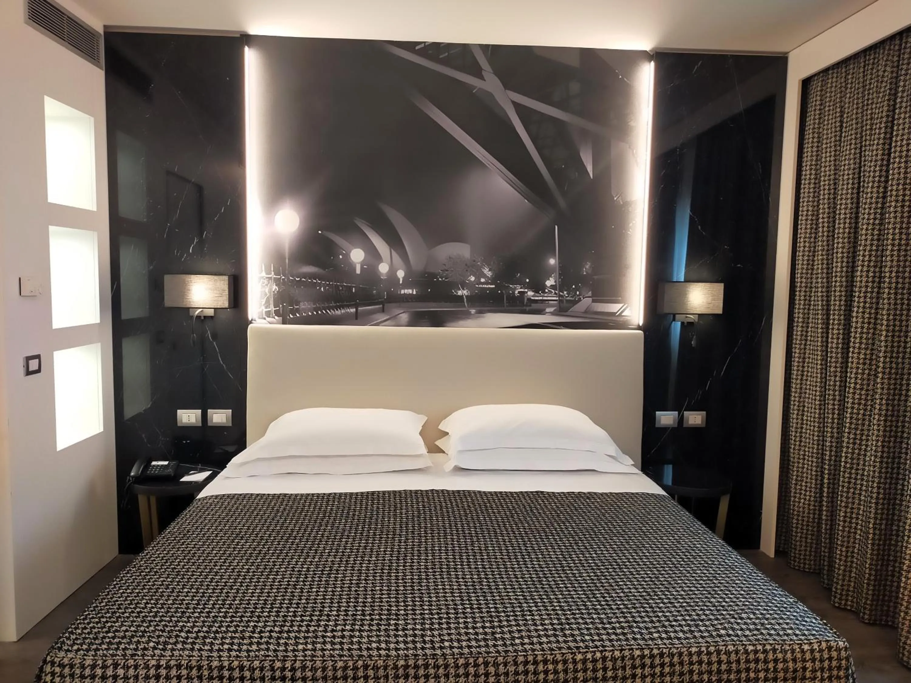 Bed in The Sydney Hotel