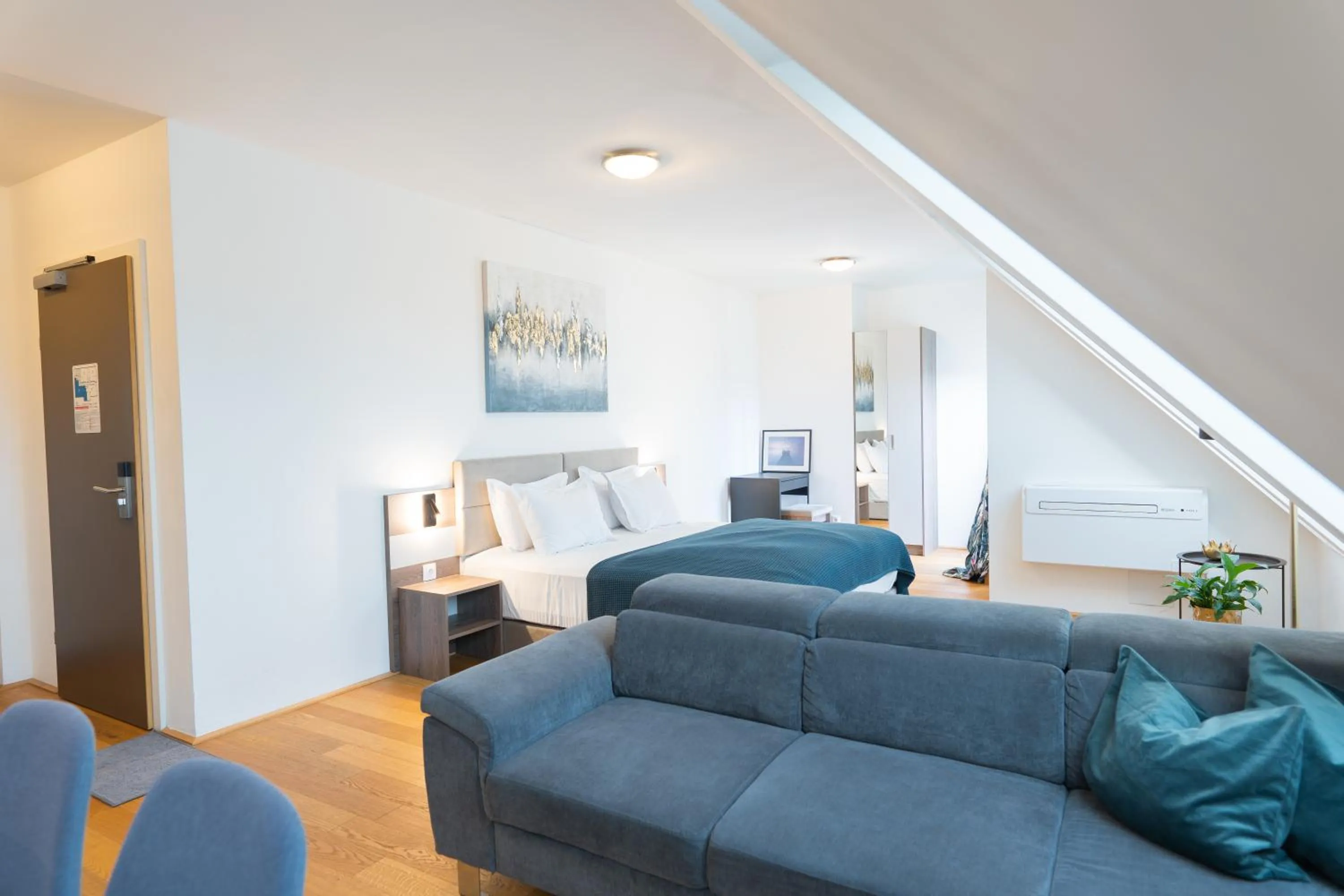 Photo of the whole room in Hotel Triester