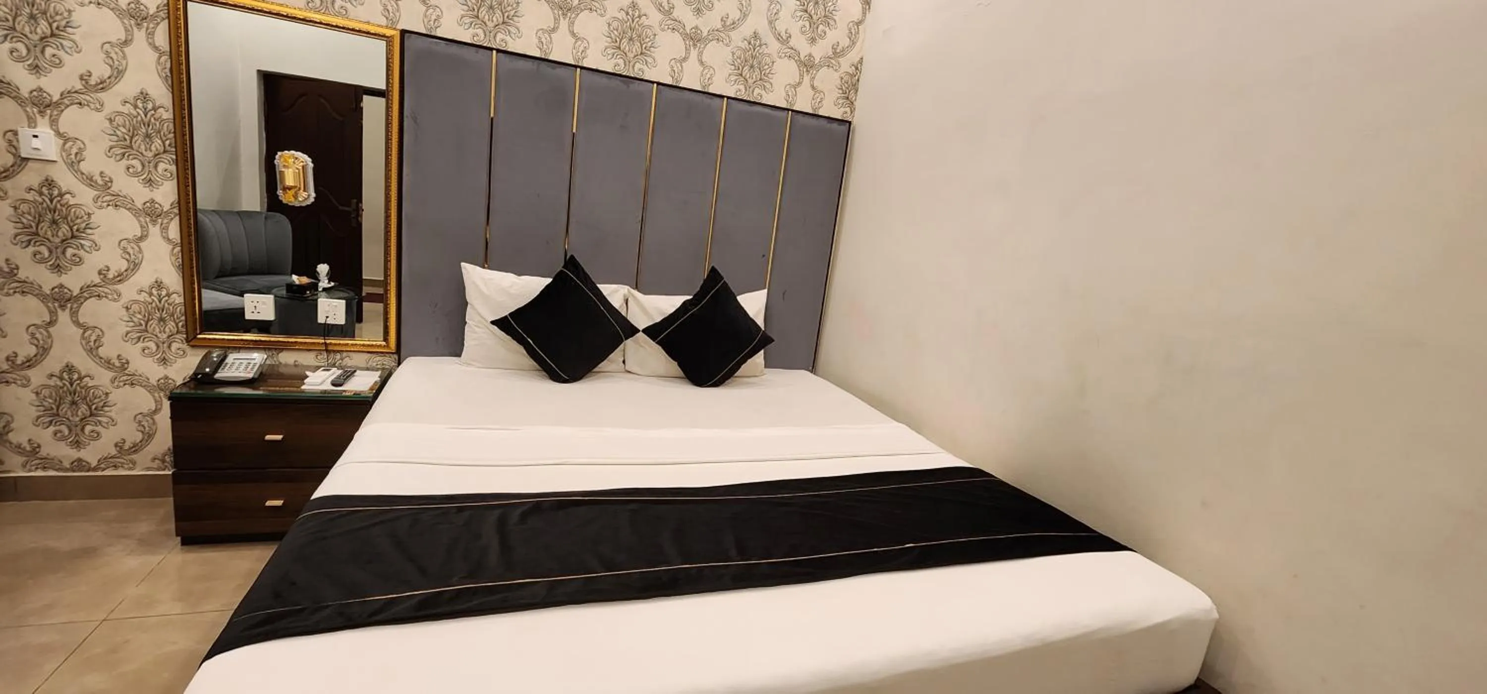 Bedroom, Bed in Red Fort Hotel Gulberg