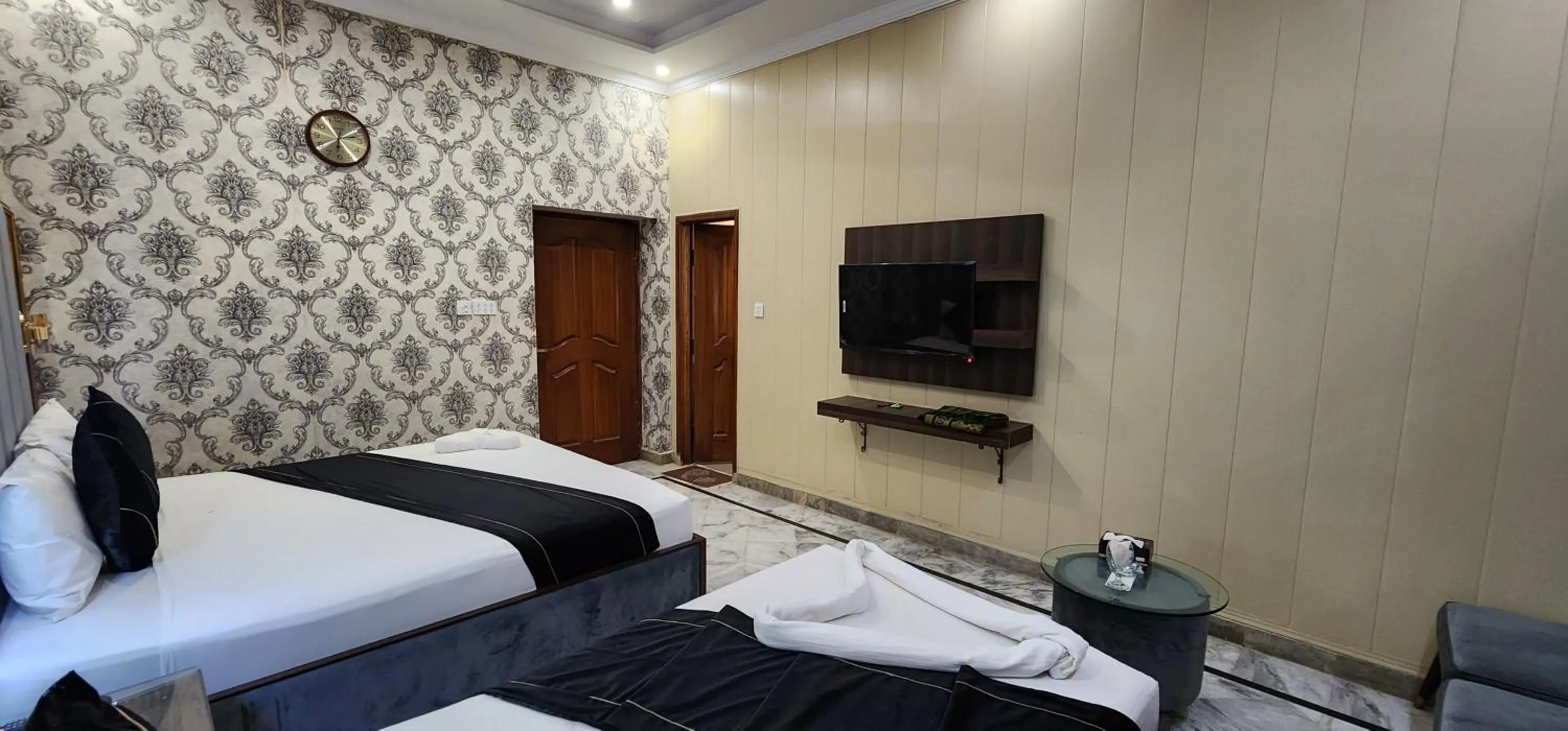 TV and multimedia, Bed in Red Fort Hotel Gulberg