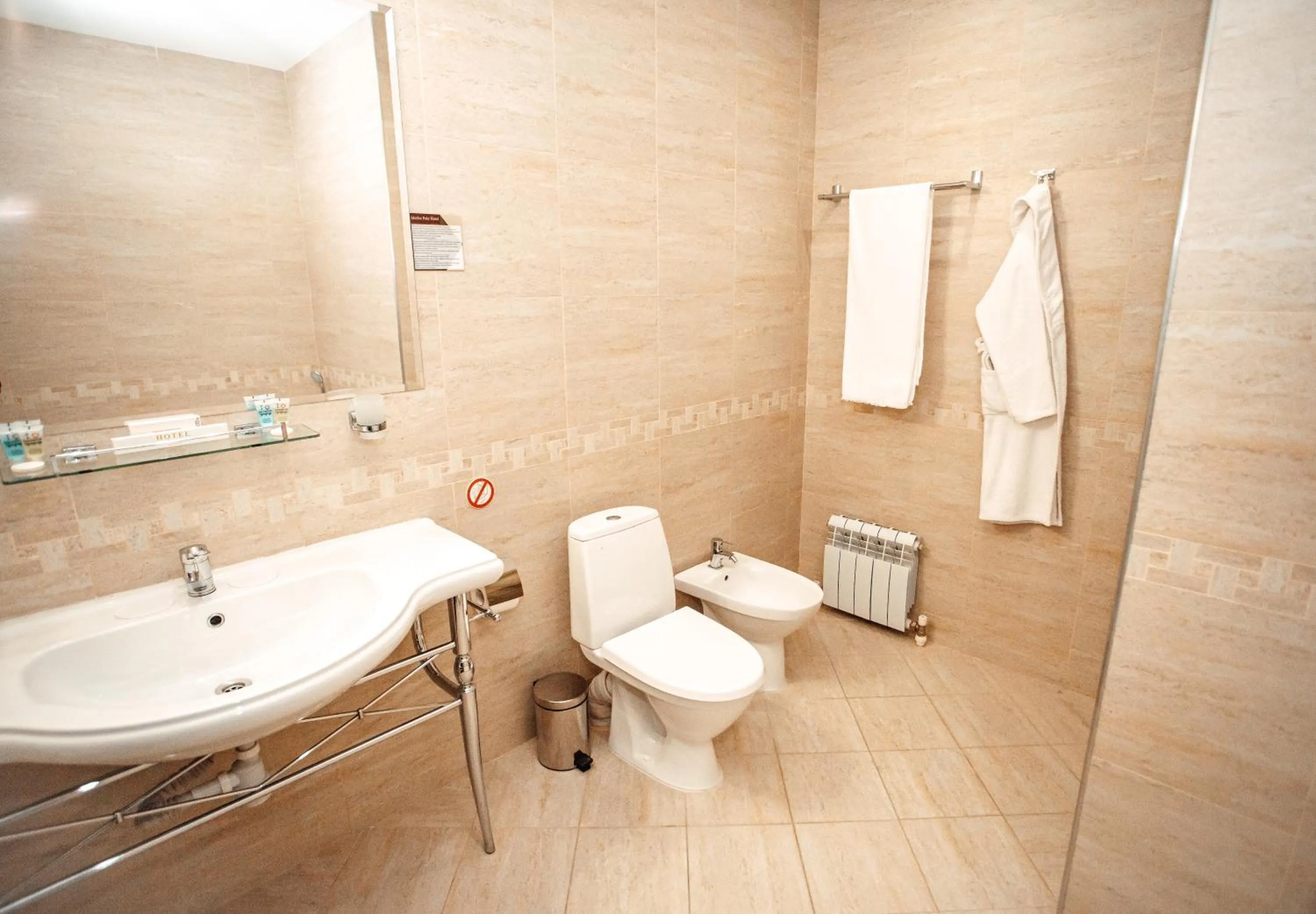 Toilet in Marko Polo Hotel