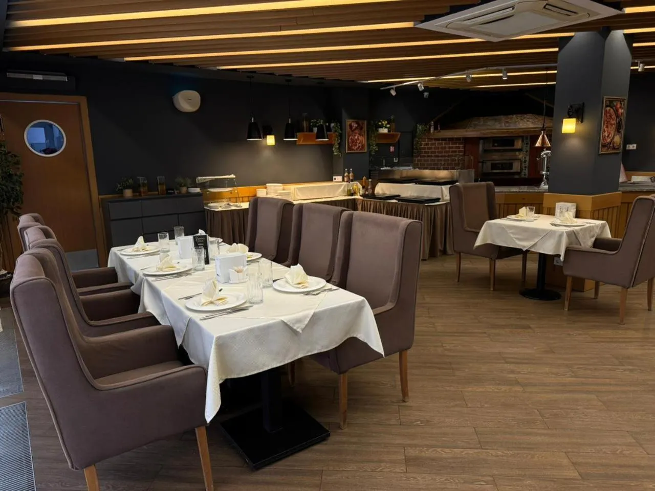 Restaurant/places to eat in Marko Polo Hotel