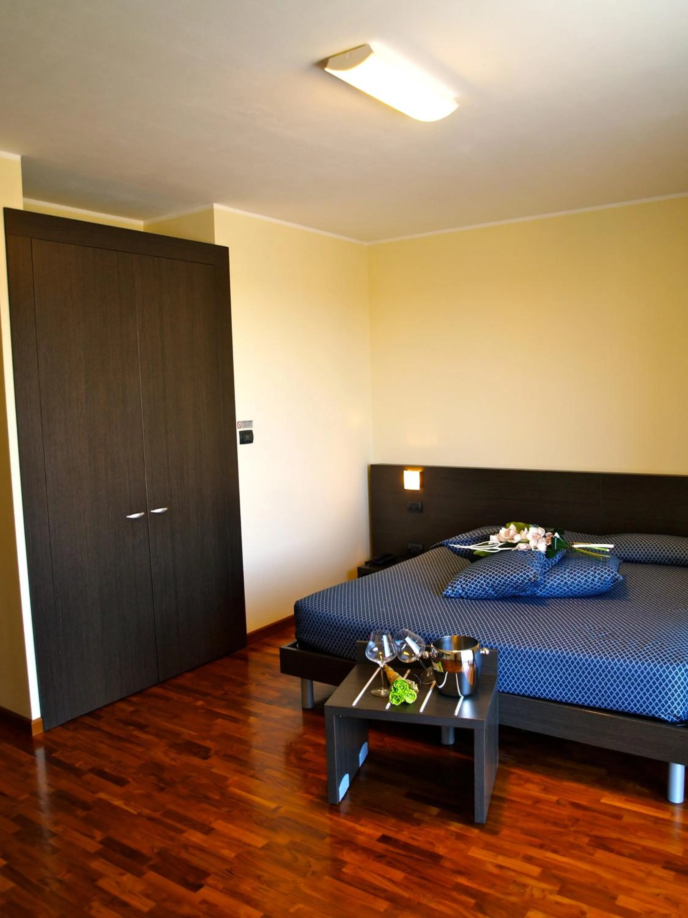 Photo of the whole room, Bed in Draconerium Hotel