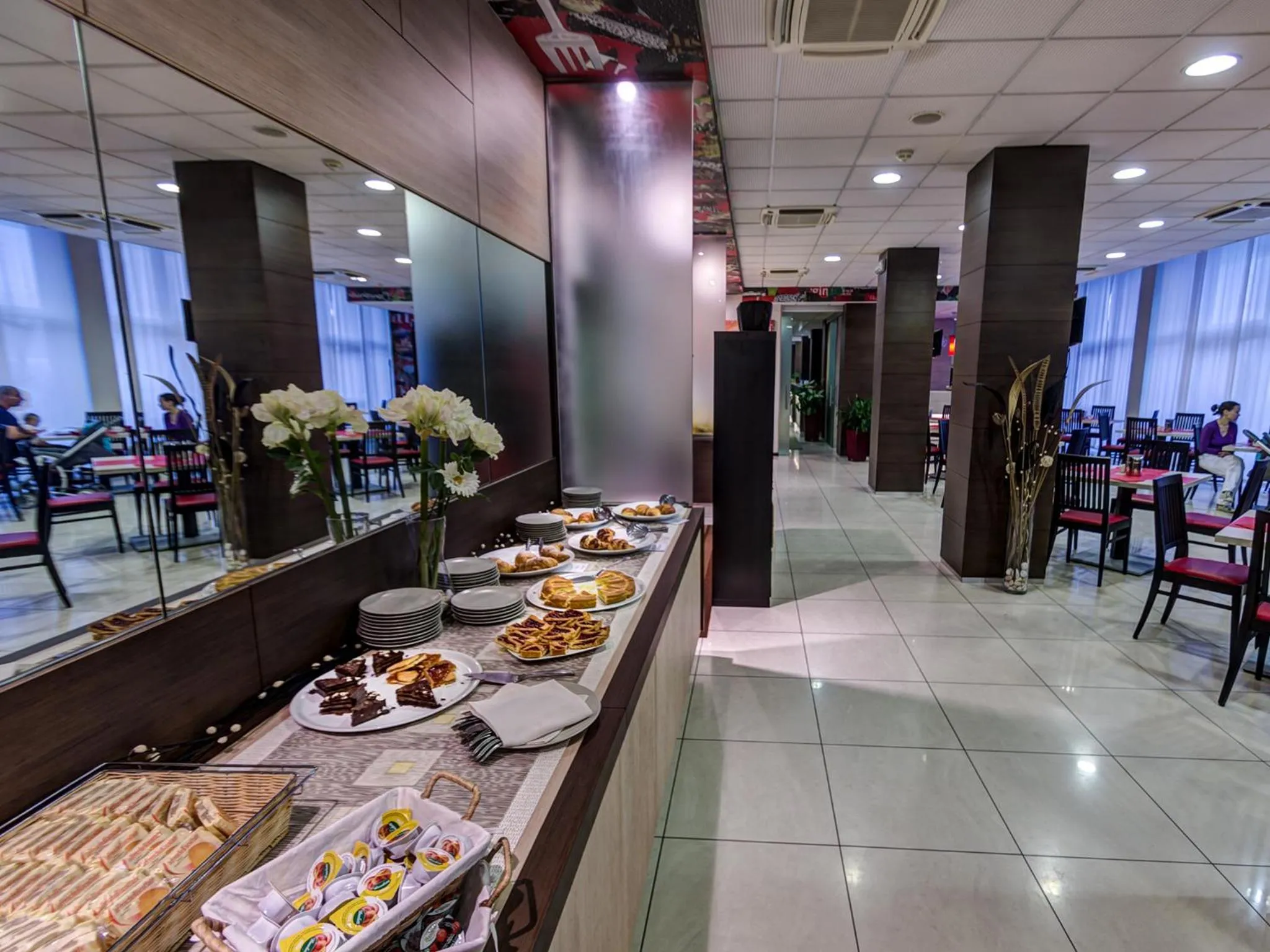 Restaurant/places to eat in Hotel Capital