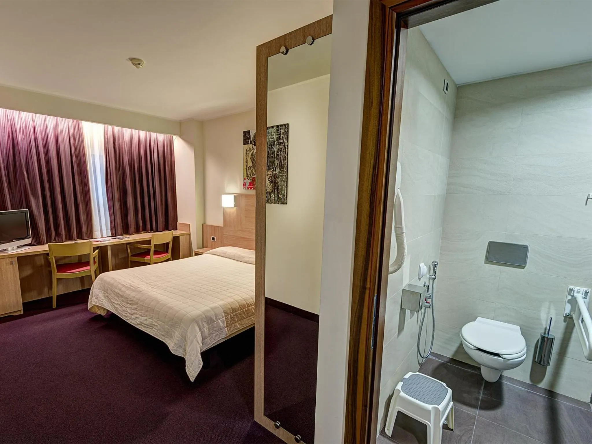 Toilet, Bed in Hotel Capital