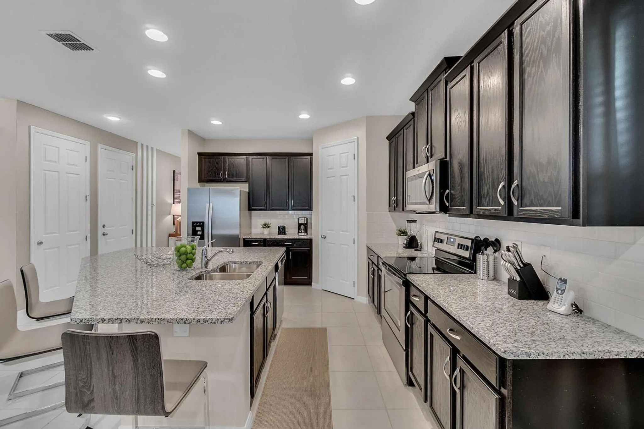 Property building in 5 Bedrooms 55 Bathrooms Solara 9026 Pc