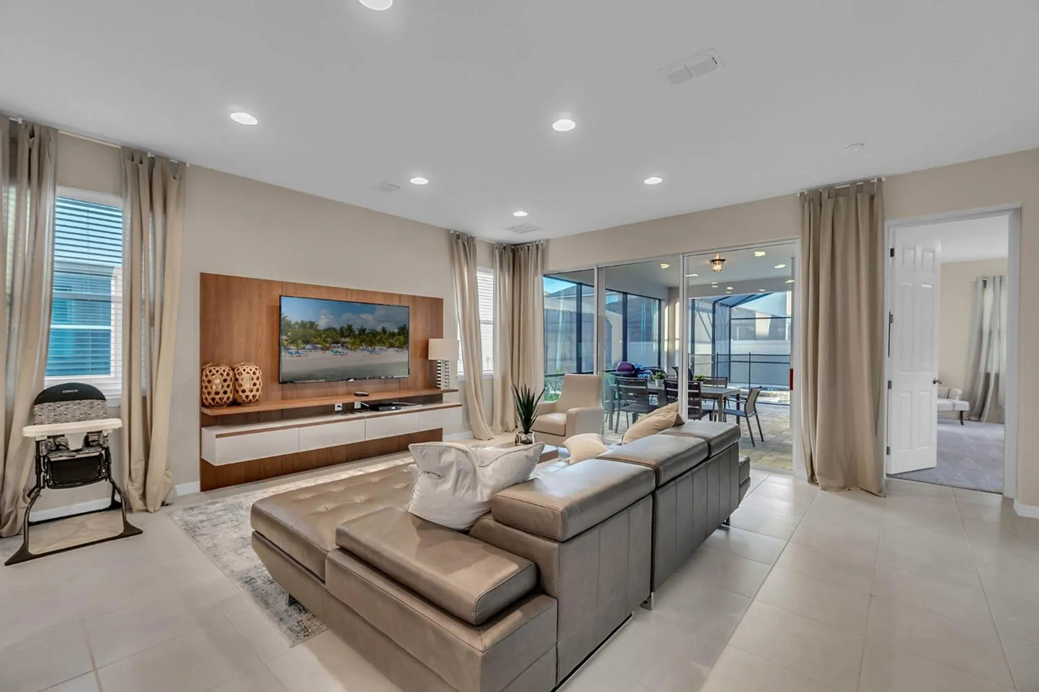 Property building, Bed in 5 Bedrooms 55 Bathrooms Solara 9026 Pc