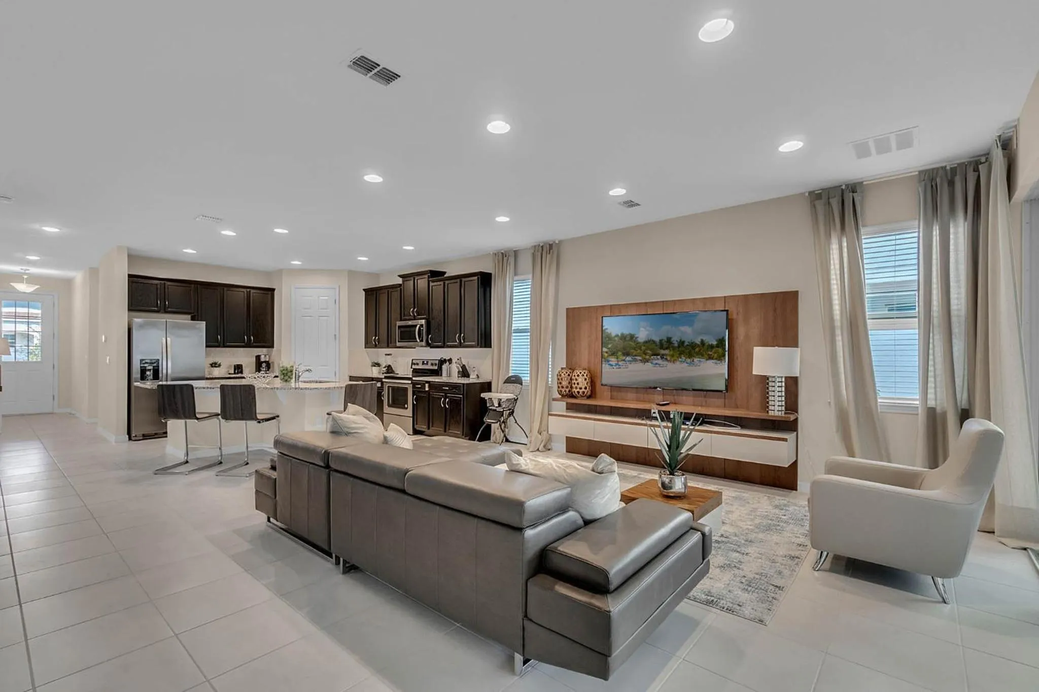 Property building in 5 Bedrooms 55 Bathrooms Solara 9026 Pc