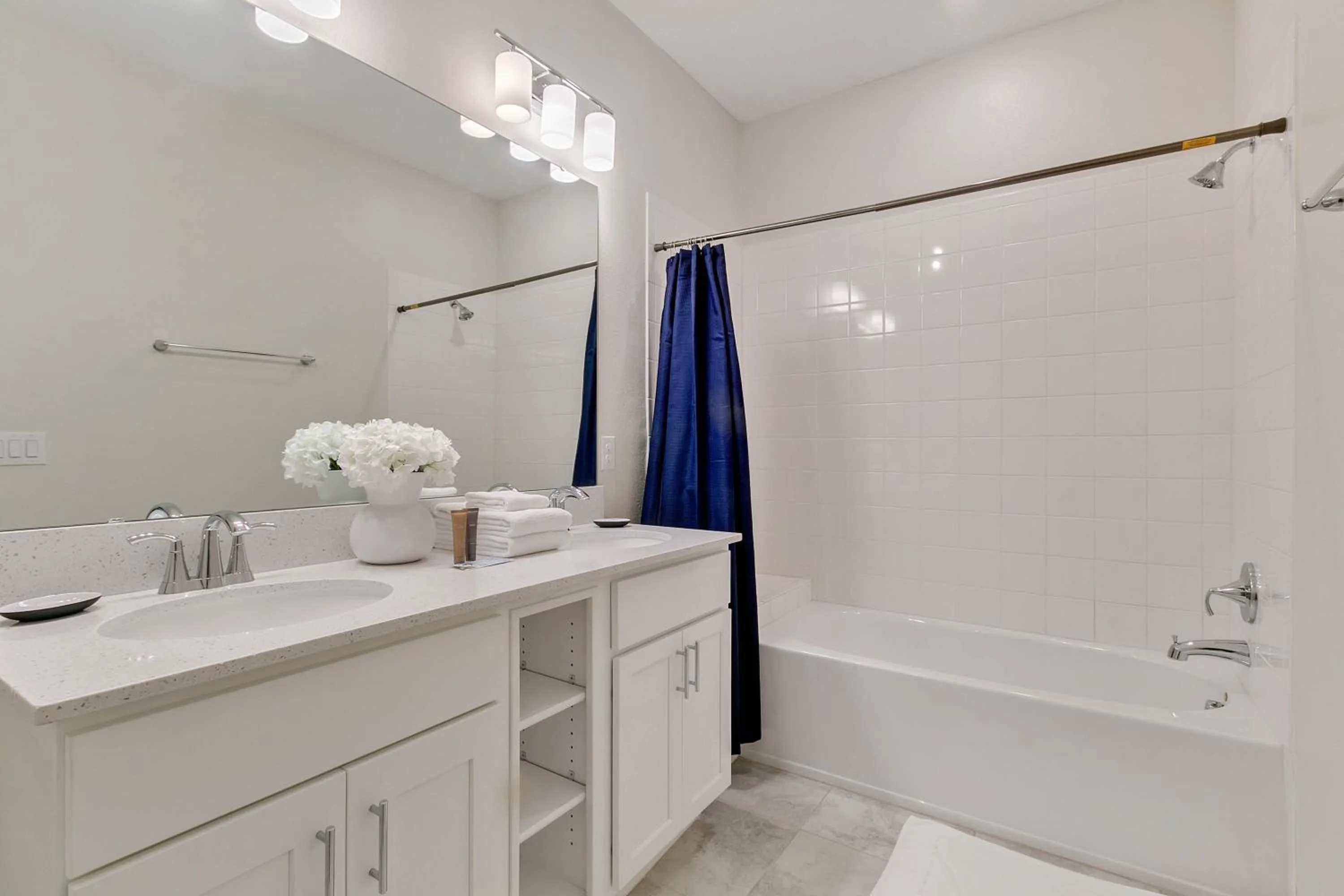 Property building in 2 Bedrooms 2 Bathrooms Storey Lake 3120-403 Pc