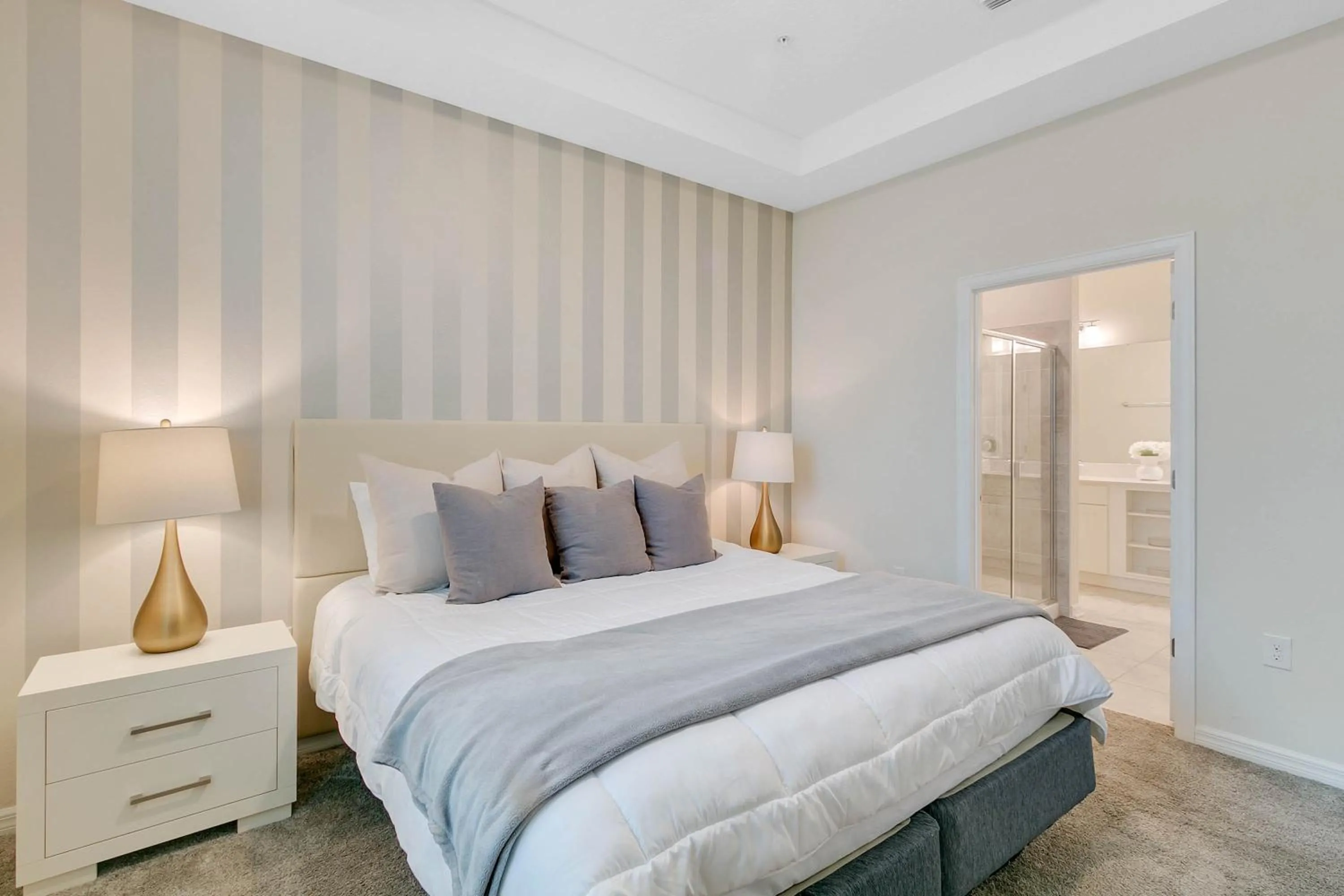 Property building, Bed in 2 Bedrooms 2 Bathrooms Storey Lake 3120-403 Pc