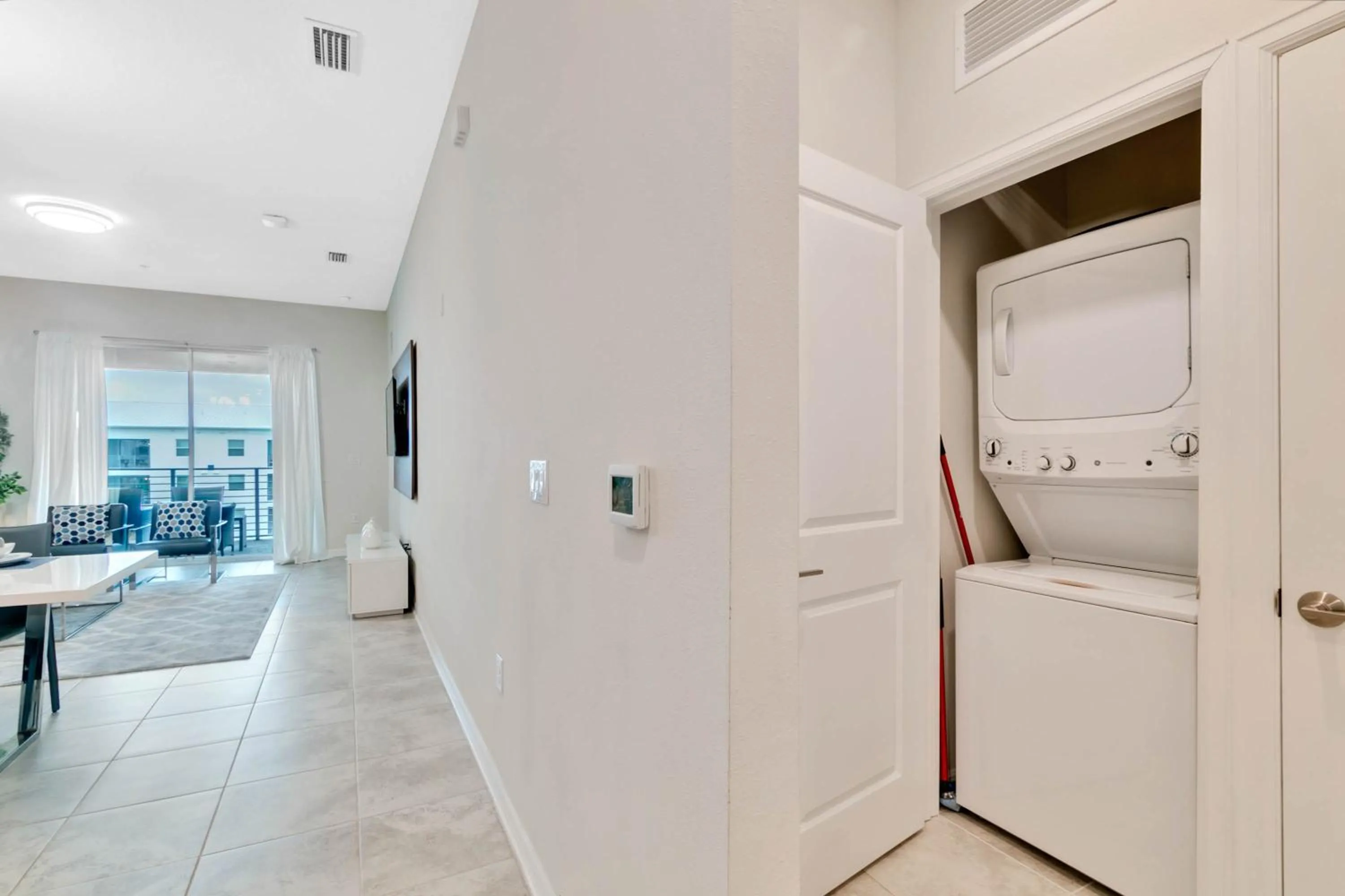 Property building in 2 Bedrooms 2 Bathrooms Storey Lake 3120-403 Pc