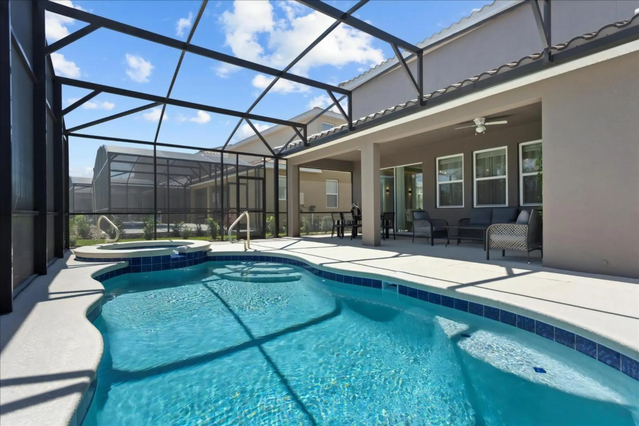 Property building in 6 Bedrooms 5 Bathrooms Solterra 7623 Ol