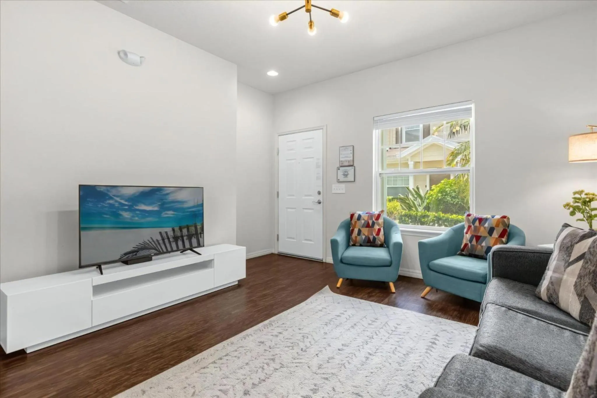 Property building in 3 Bedrooms 2 Bathrooms Lucaya Village 22-103