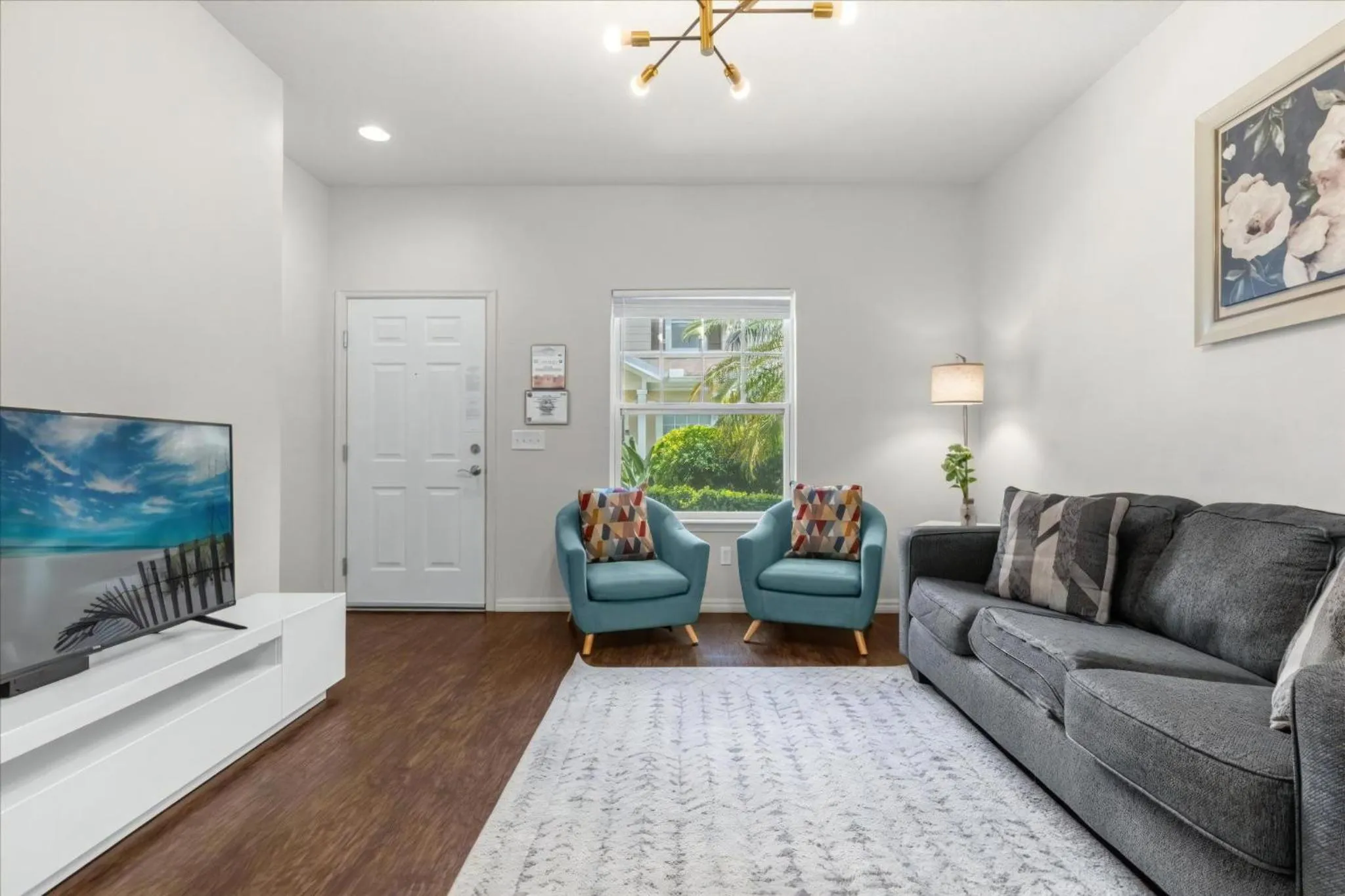 Property building in 3 Bedrooms 2 Bathrooms Lucaya Village 22-103