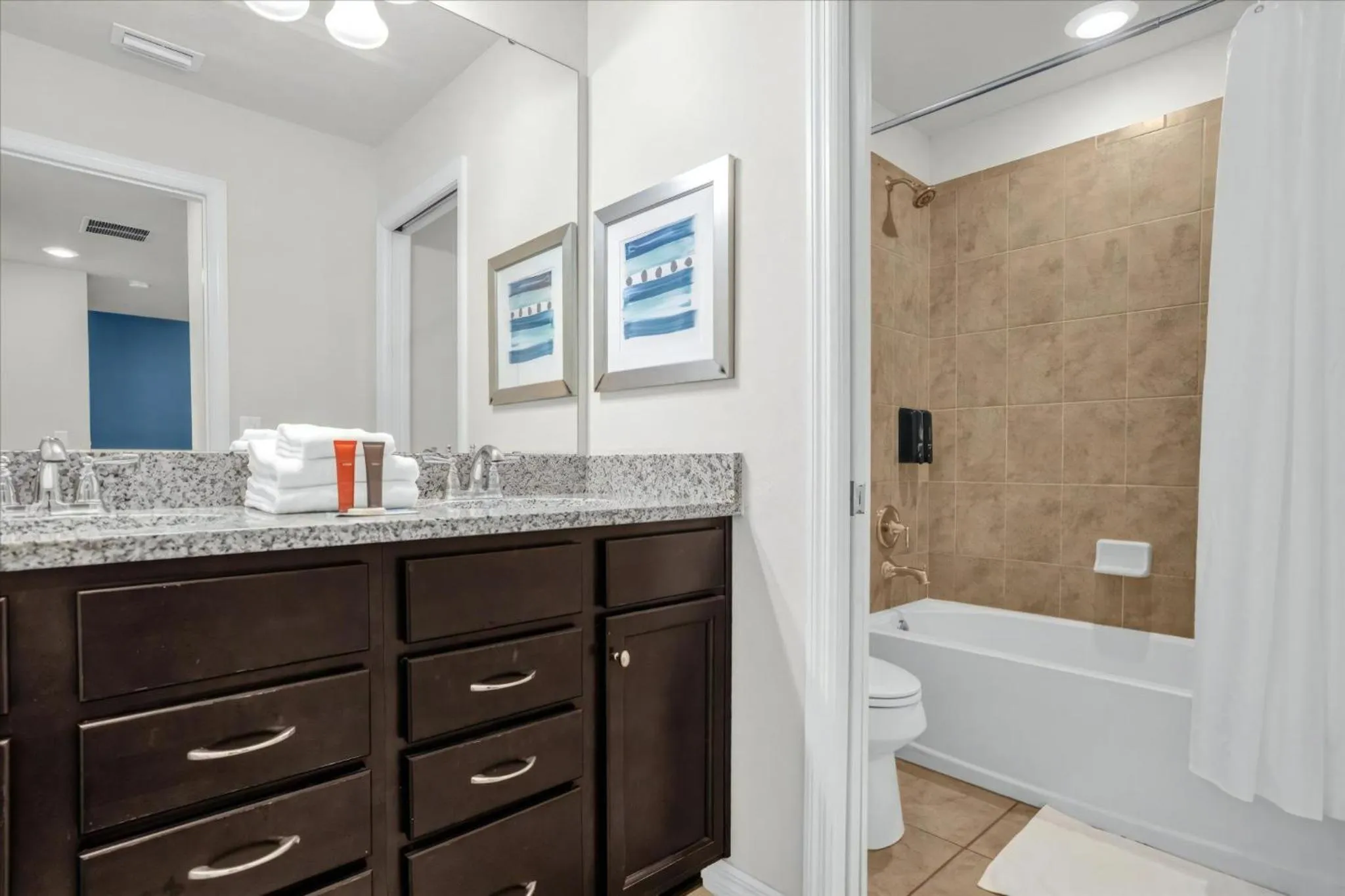 Property building in 5 Bedrooms 4 Bathrooms Solterra 4618 Td