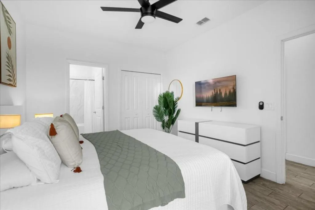 Property building, Bed in 5 Bedroom 55 Bathroom Festival Resort 446 Cp