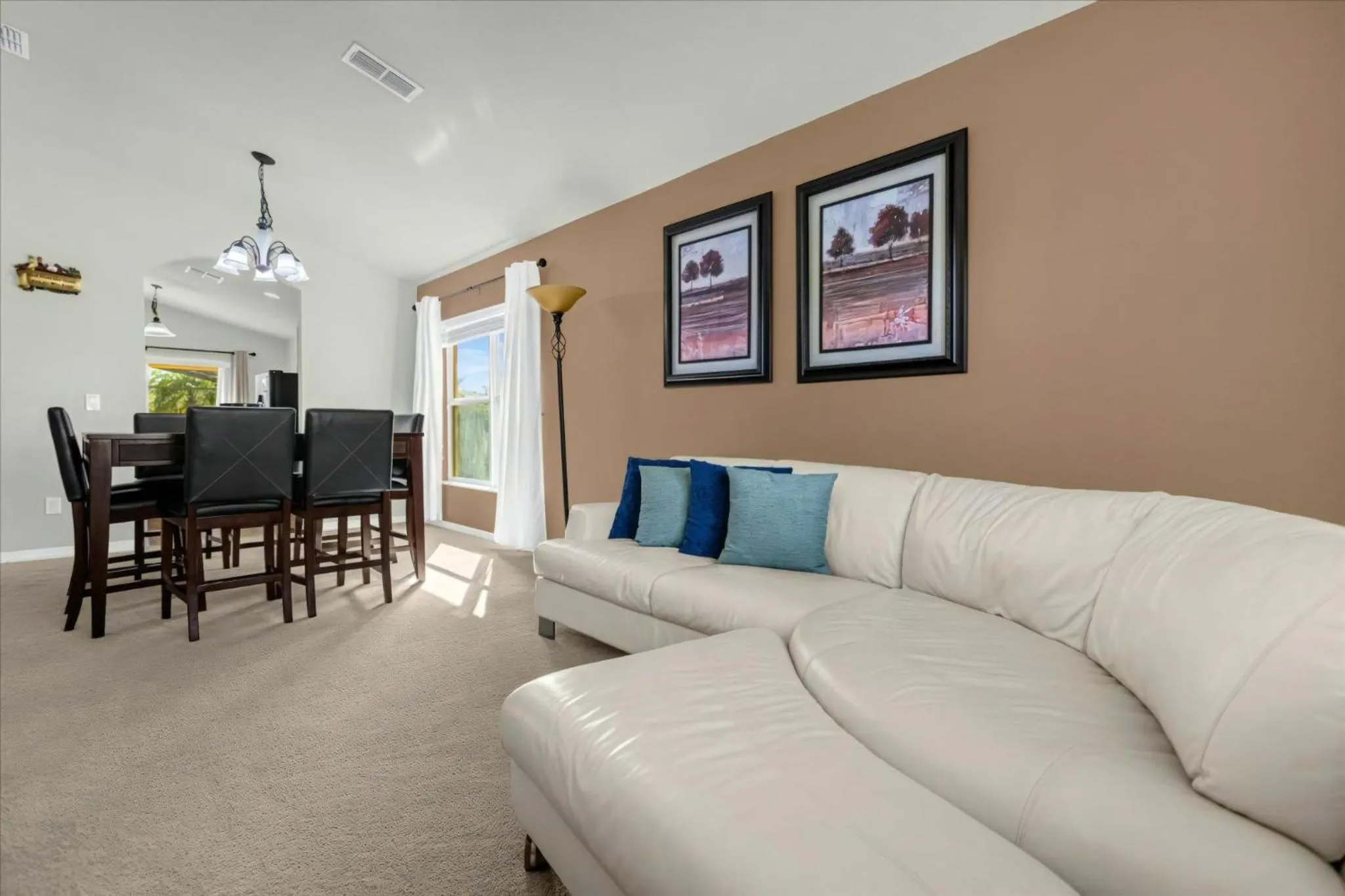 Property building in 4 Bedrooms 3 Bathrooms Veranda Palms 4461 Np