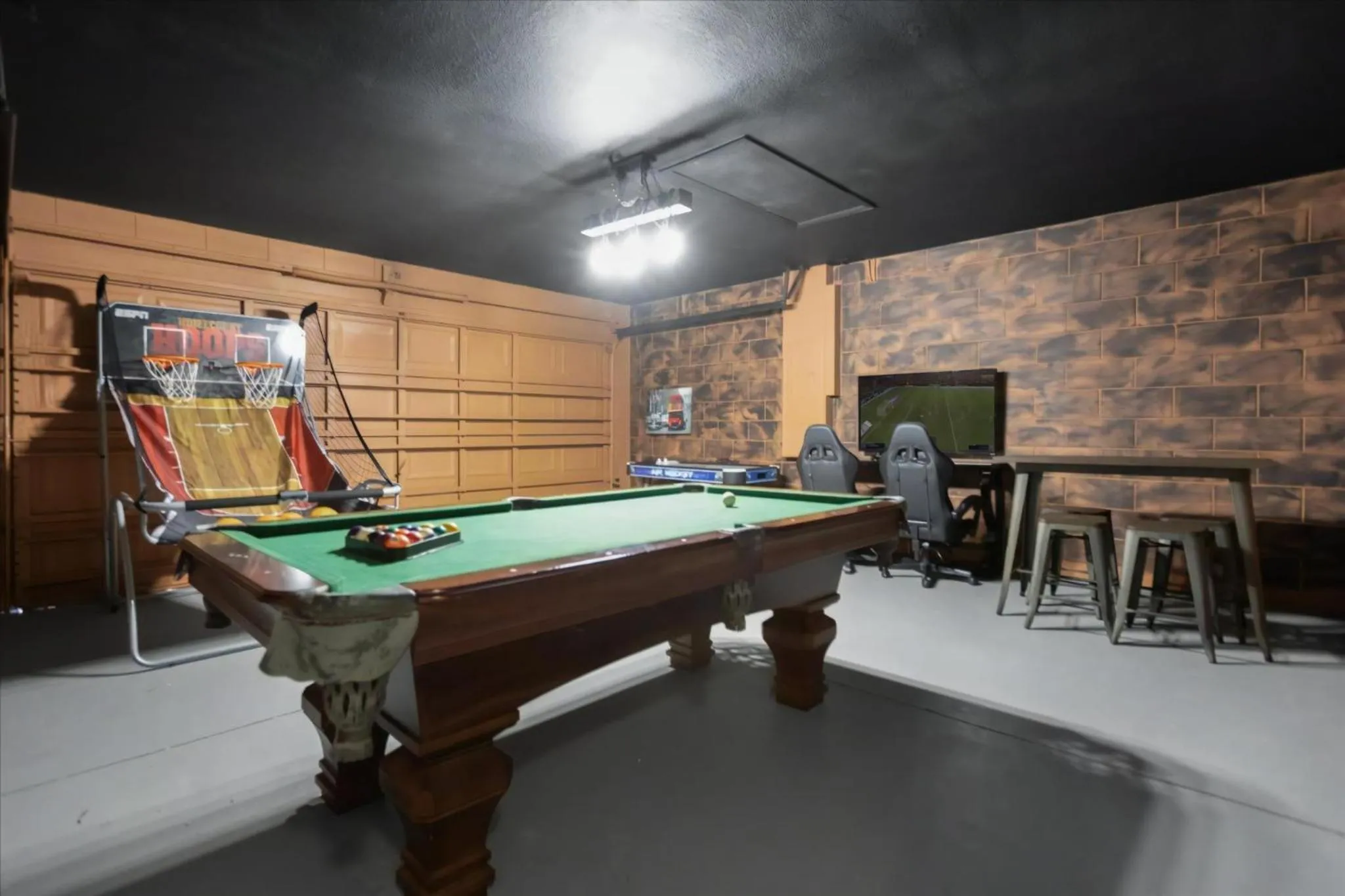 Property building in 4 Bedrooms 3 Bathrooms Veranda Palms 4461 Np