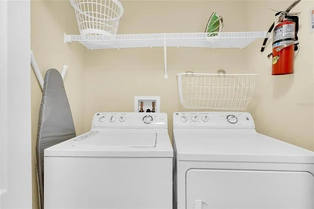 Property building in 4 Bedrooms 3 Bathrooms Storey Lake 4827 Ct