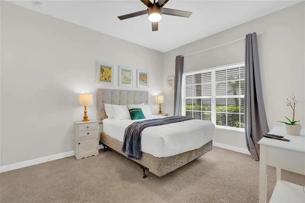 Property building, Bed in 4 Bedrooms 3 Bathrooms Storey Lake 4827 Ct