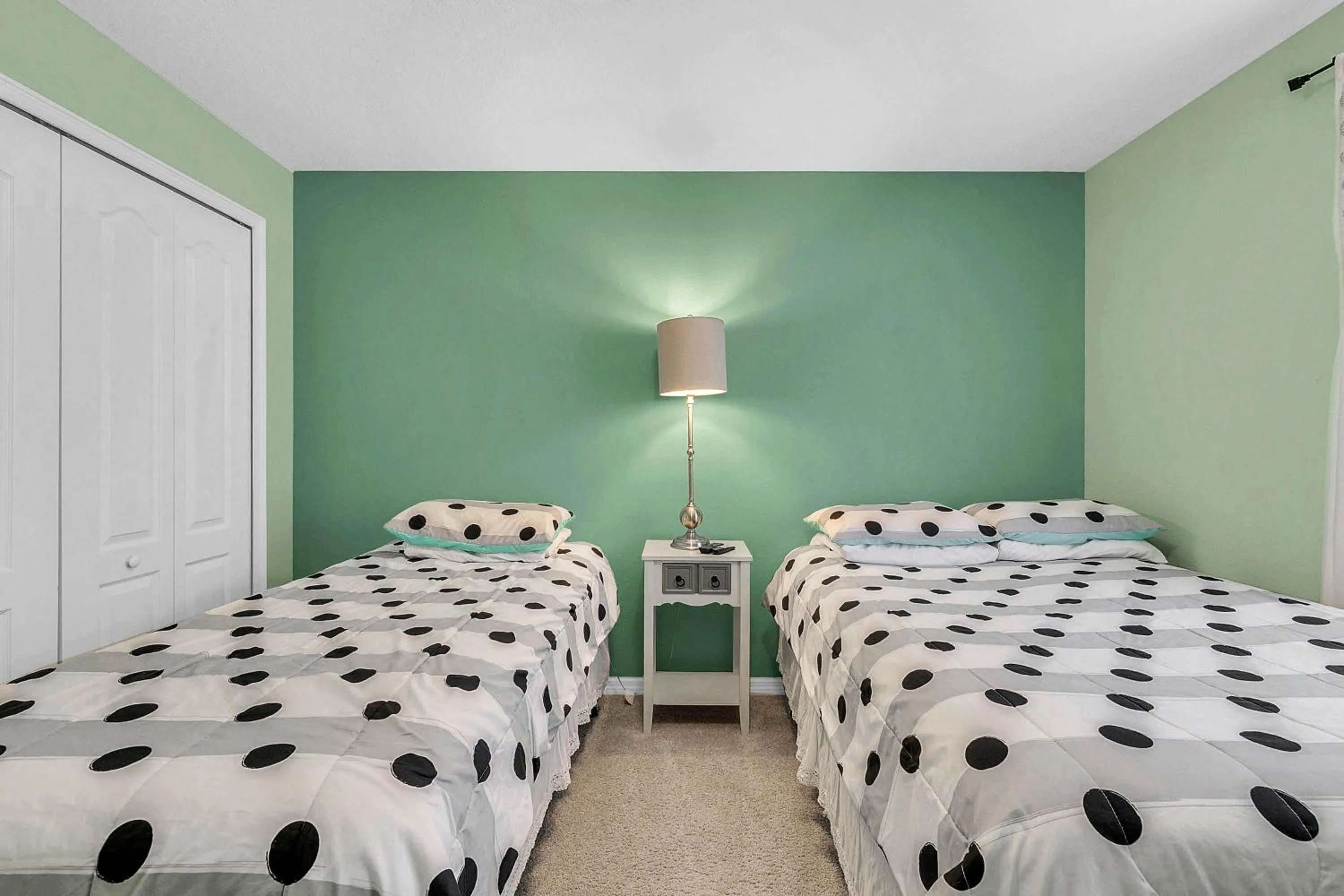 Property building in 4 Bedrooms 3 Bathrooms Storey Lake 4827 Ct