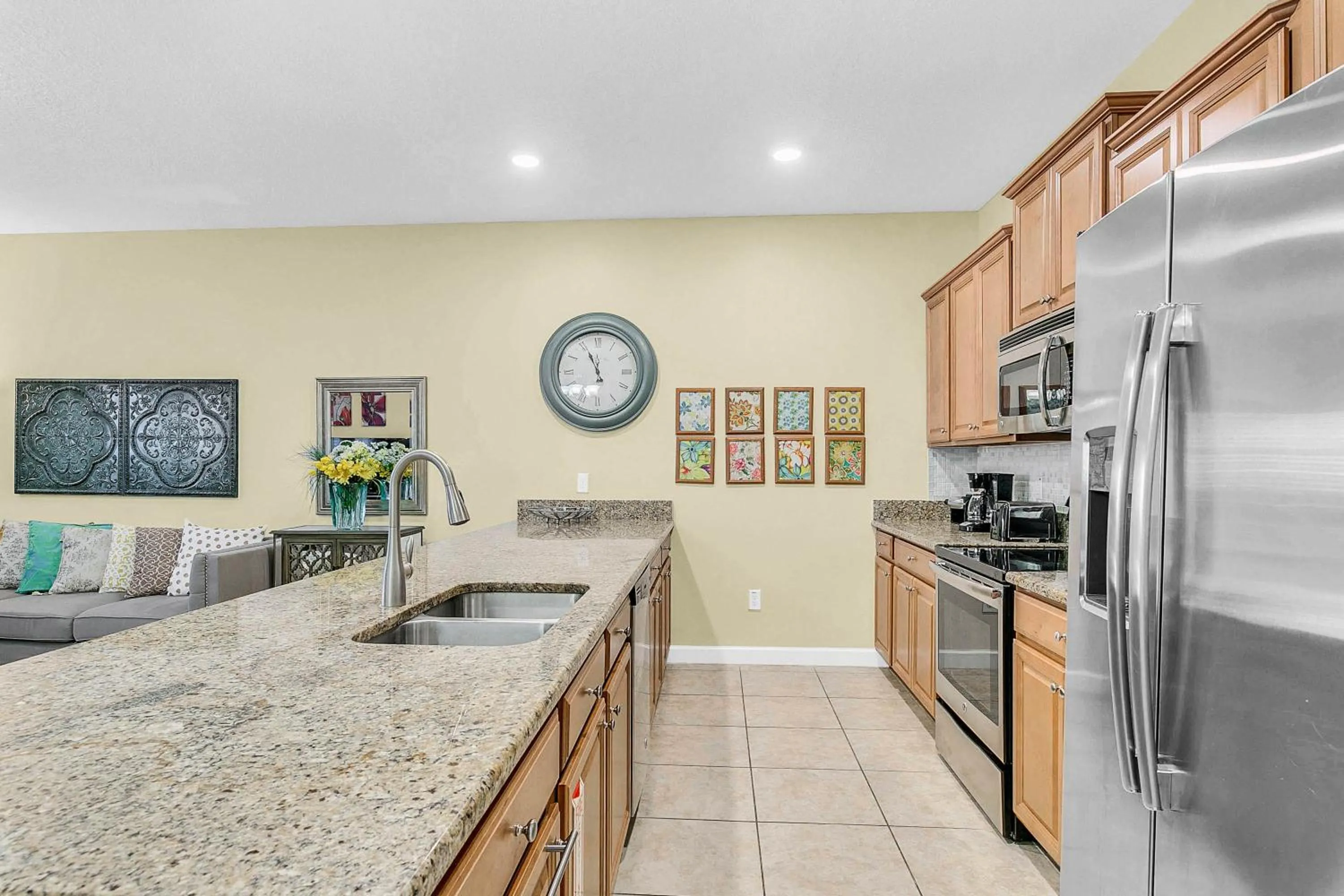 Property building in 4 Bedrooms 3 Bathrooms Storey Lake 4827 Ct