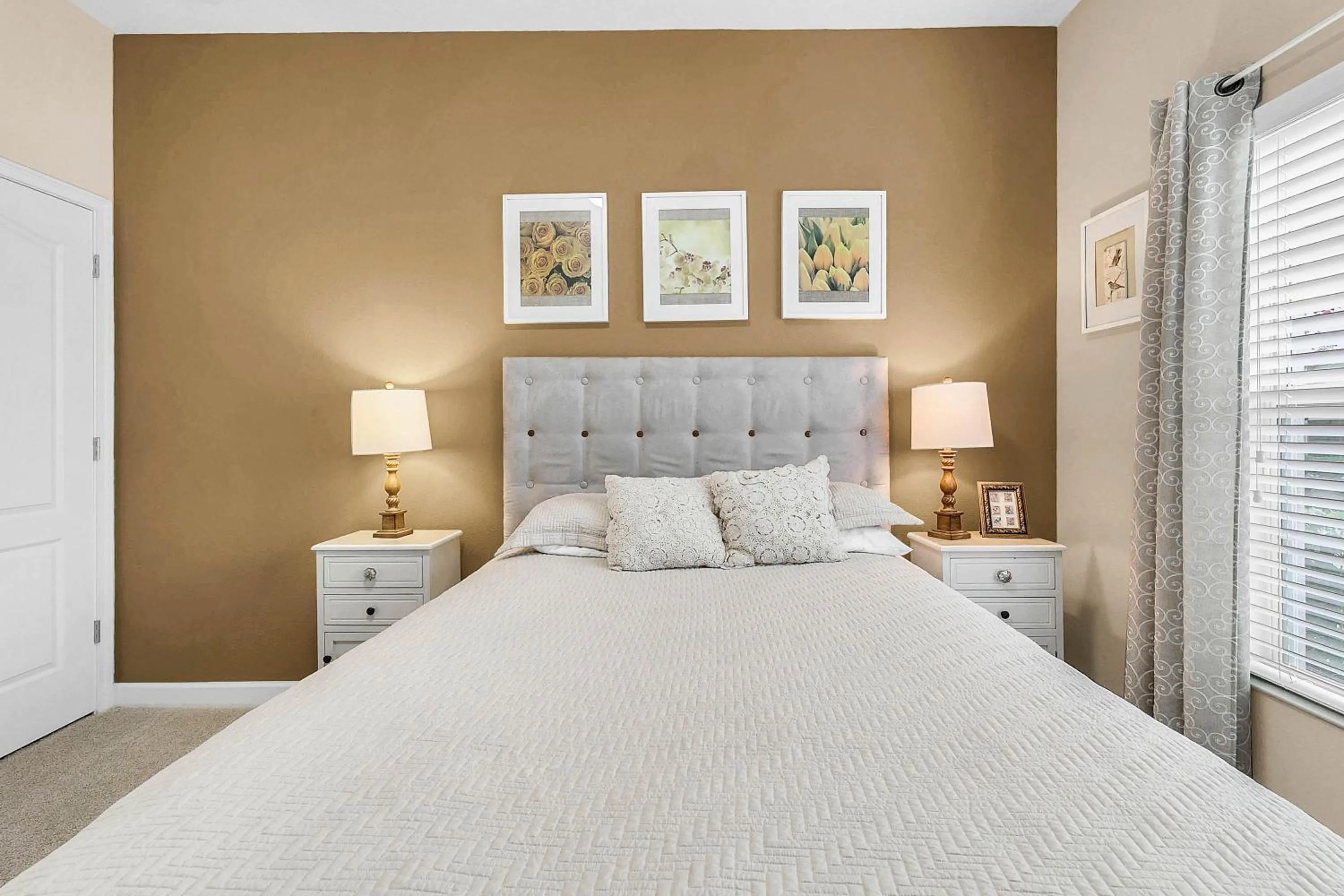 Property building in 4 Bedrooms 3 Bathrooms Storey Lake 4827 Ct