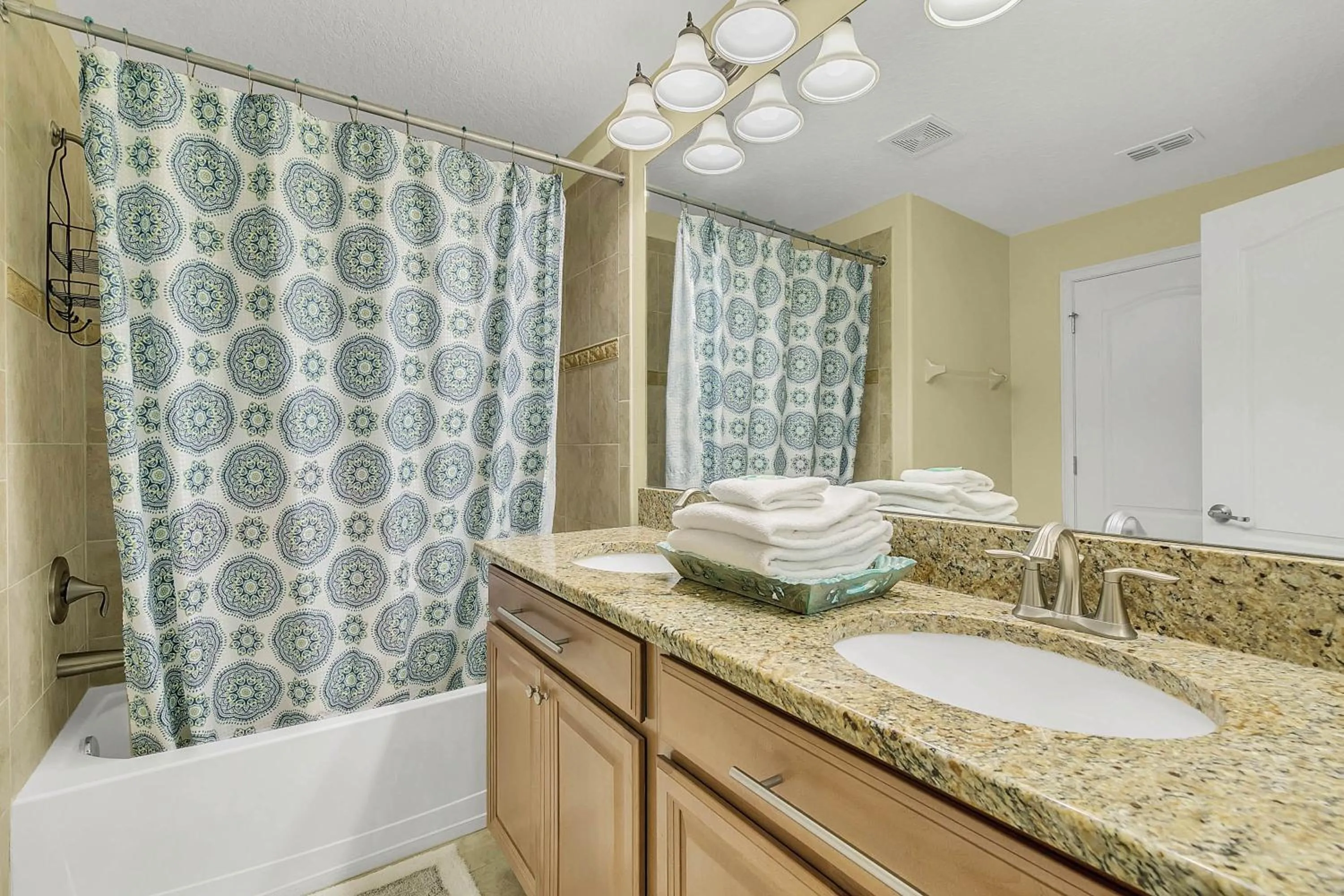 Property building in 4 Bedrooms 3 Bathrooms Storey Lake 4827 Ct