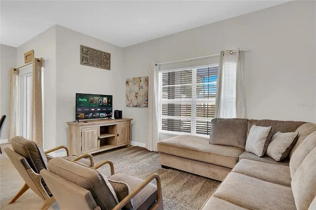 Property building in 4 Bedrooms 3 Bathrooms Storey Lake 4827 Ct