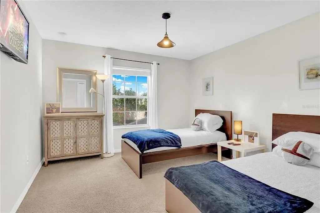 Property building, Bed in 4 Bedrooms 3 Bathrooms Storey Lake 4827 Ct