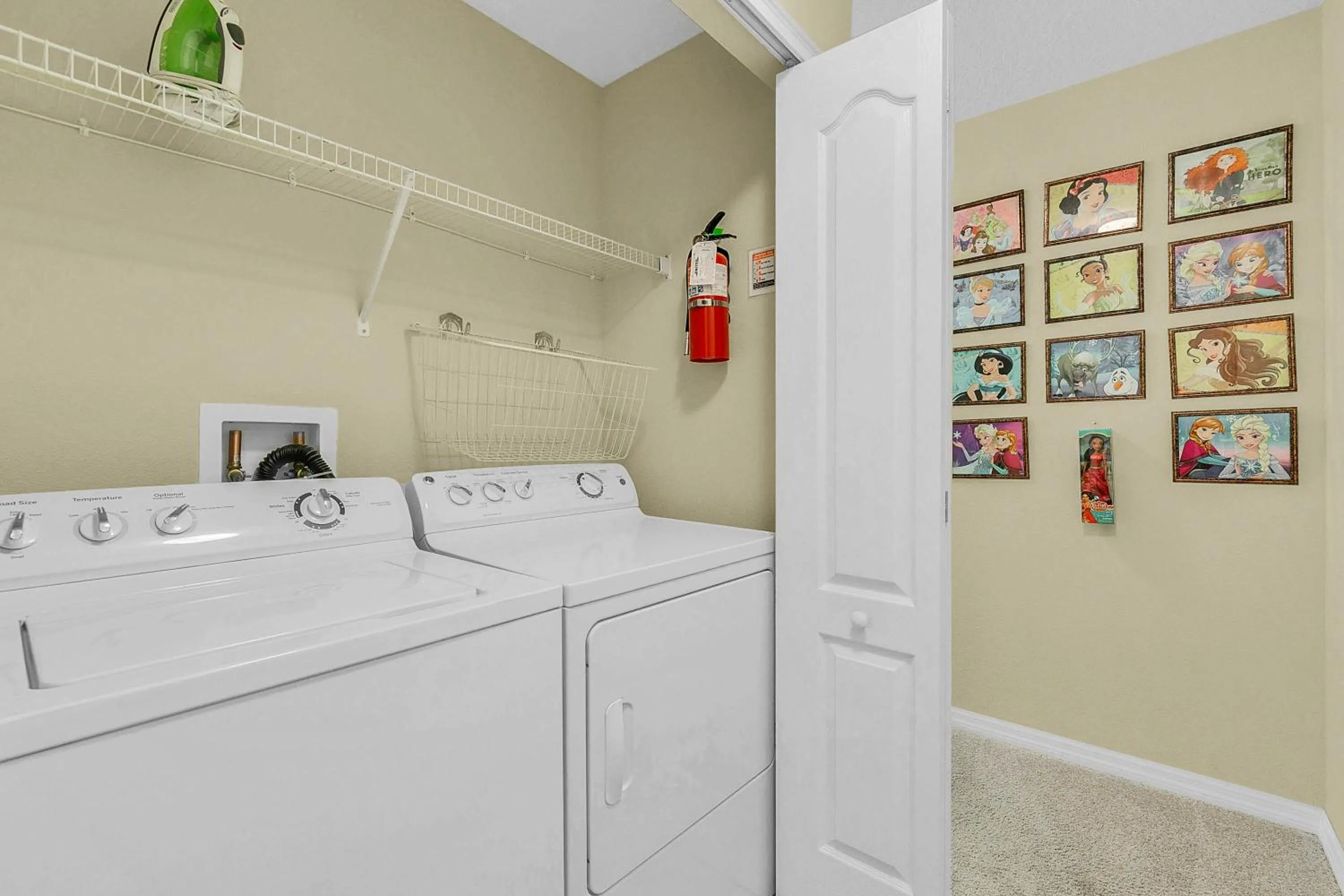 Property building in 4 Bedrooms 3 Bathrooms Storey Lake 4827 Ct