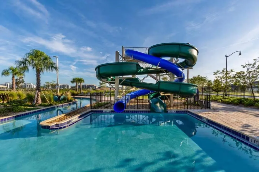 Property building in 4 Bedrooms 3 Bathrooms Storey Lake 4827 Ct