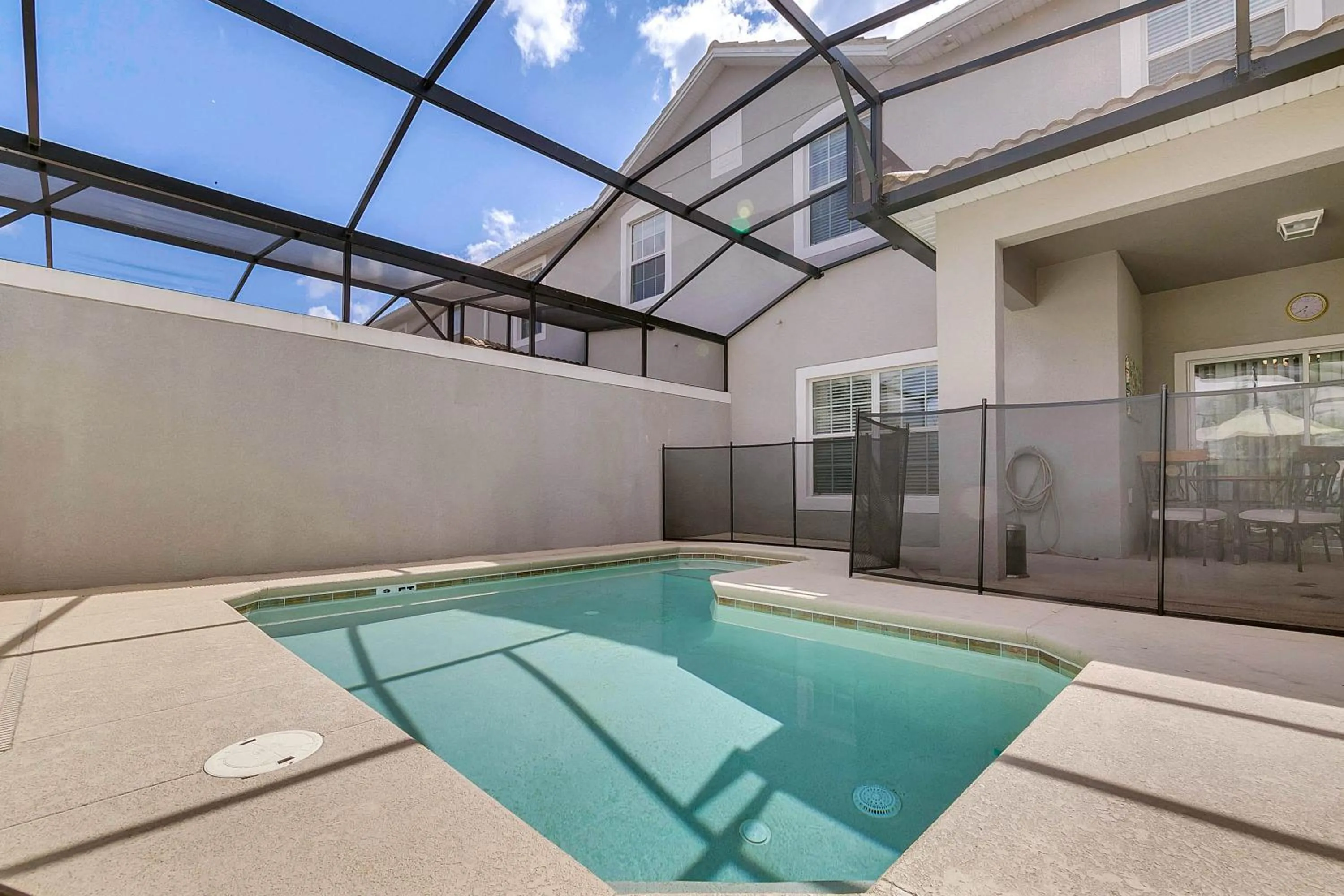 Property building in 4 Bedrooms 3 Bathrooms Storey Lake 4827 Ct