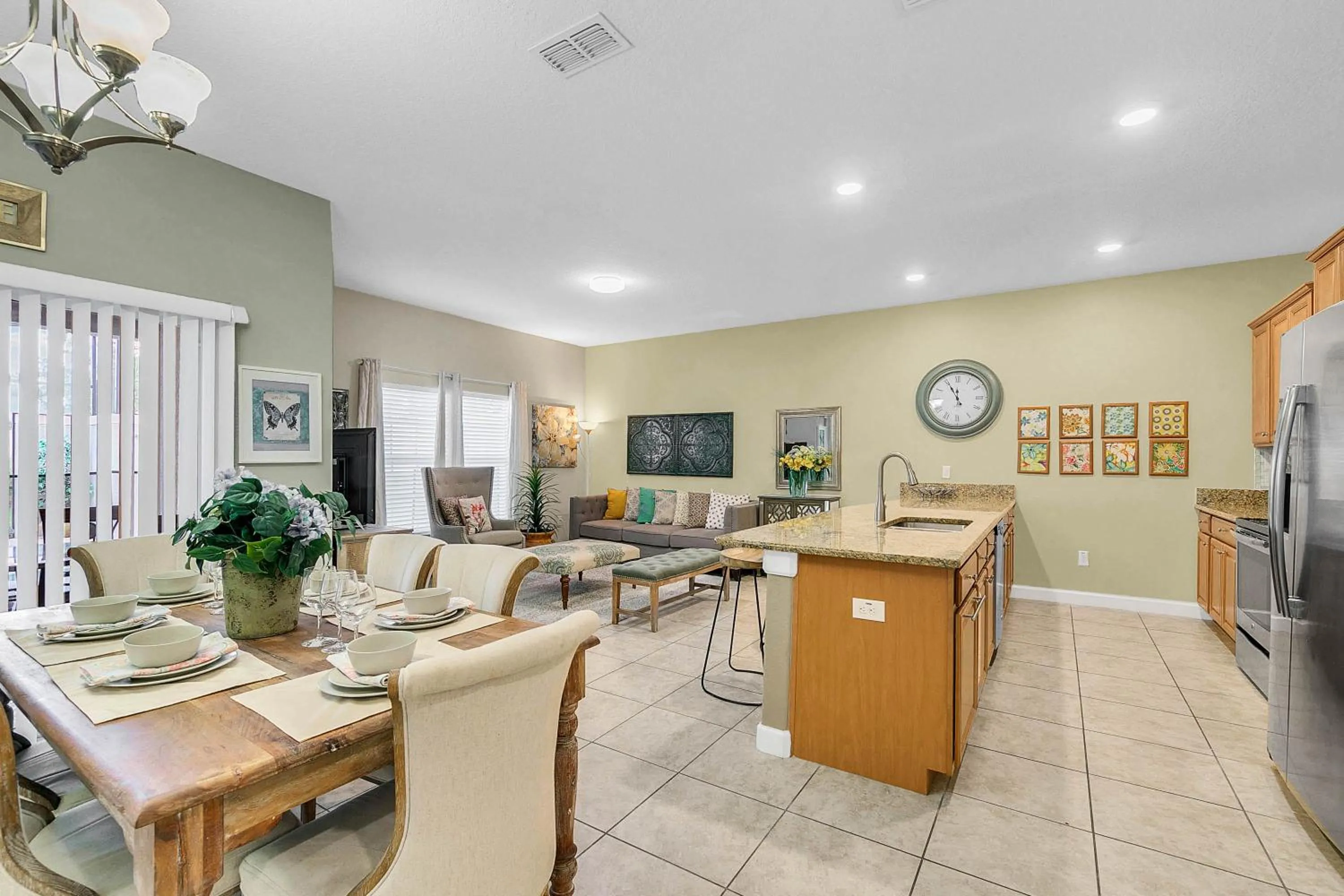 Property building in 4 Bedrooms 3 Bathrooms Storey Lake 4827 Ct