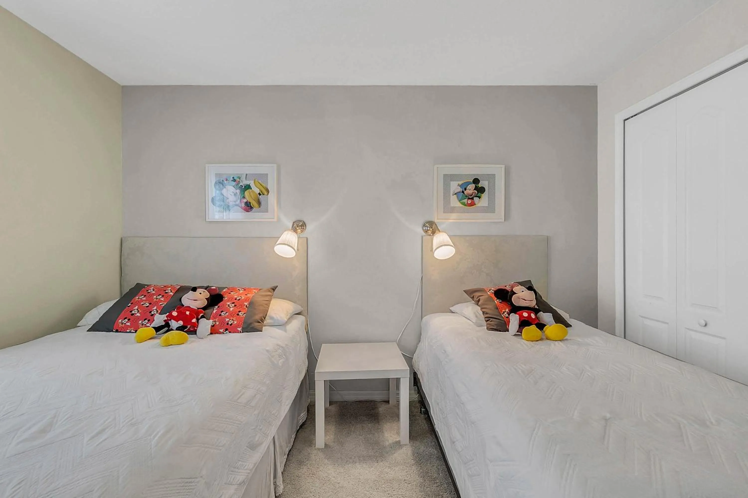 Property building in 4 Bedrooms 3 Bathrooms Storey Lake 4827 Ct