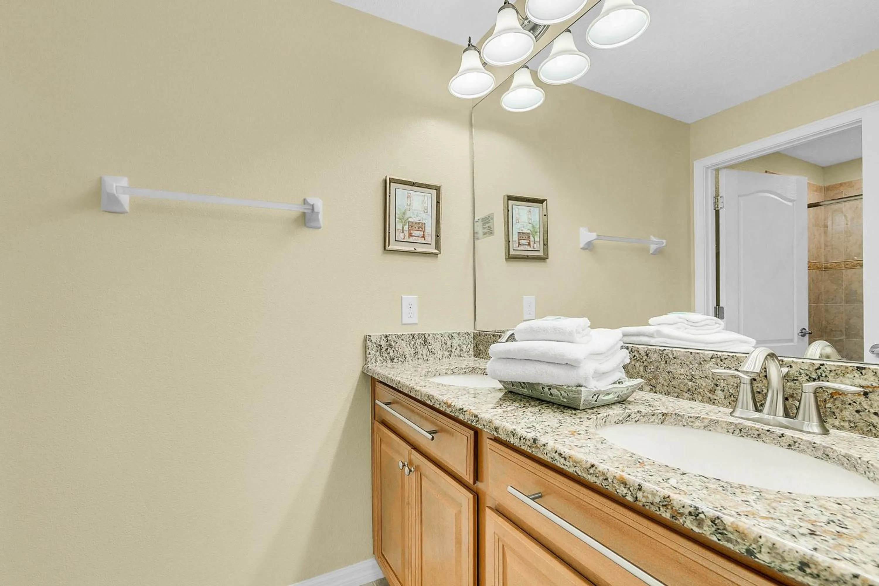 Property building in 4 Bedrooms 3 Bathrooms Storey Lake 4827 Ct