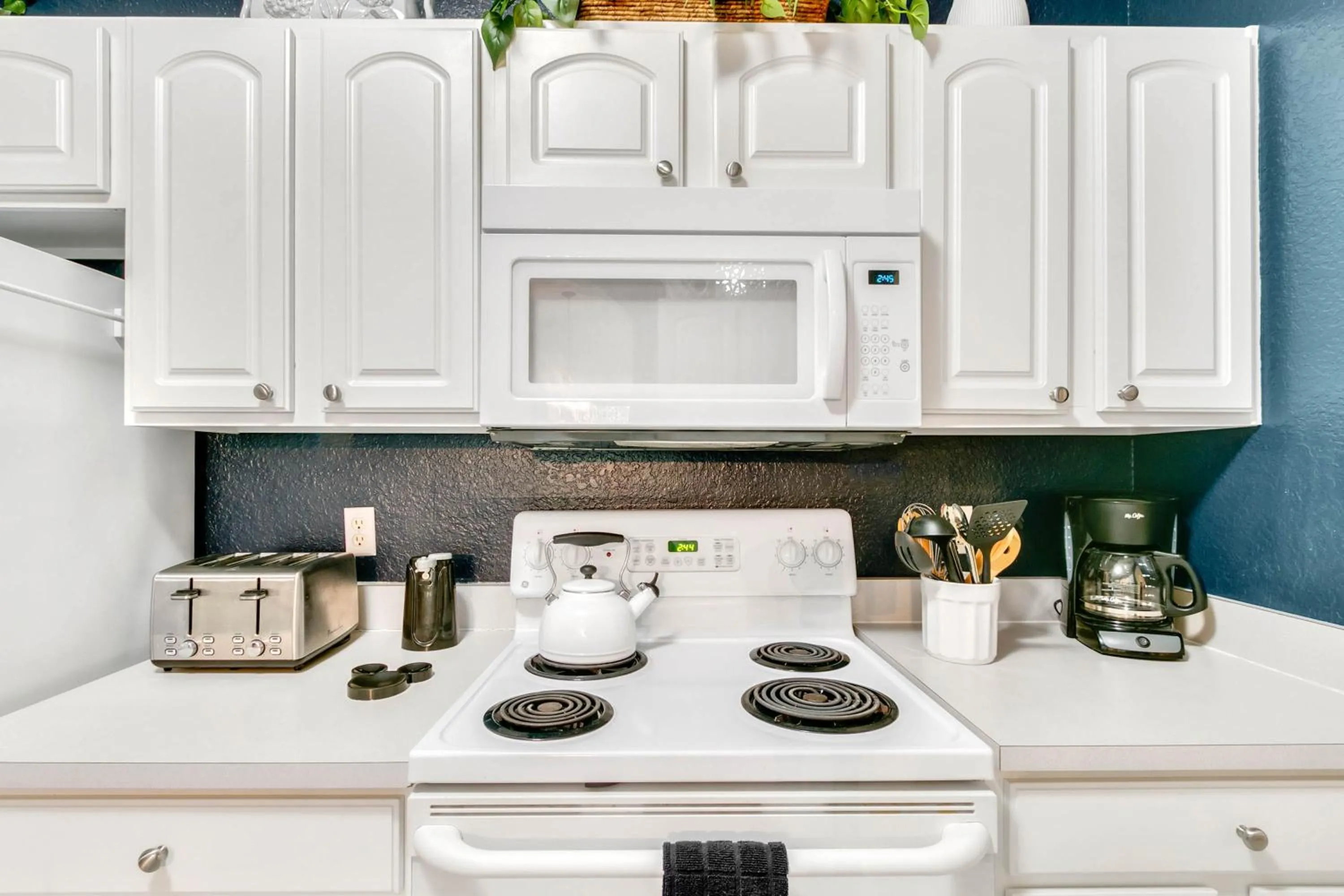 Property building in 3 Bedroom 2 Bathroom Windsor Hills 7675-105 Cs