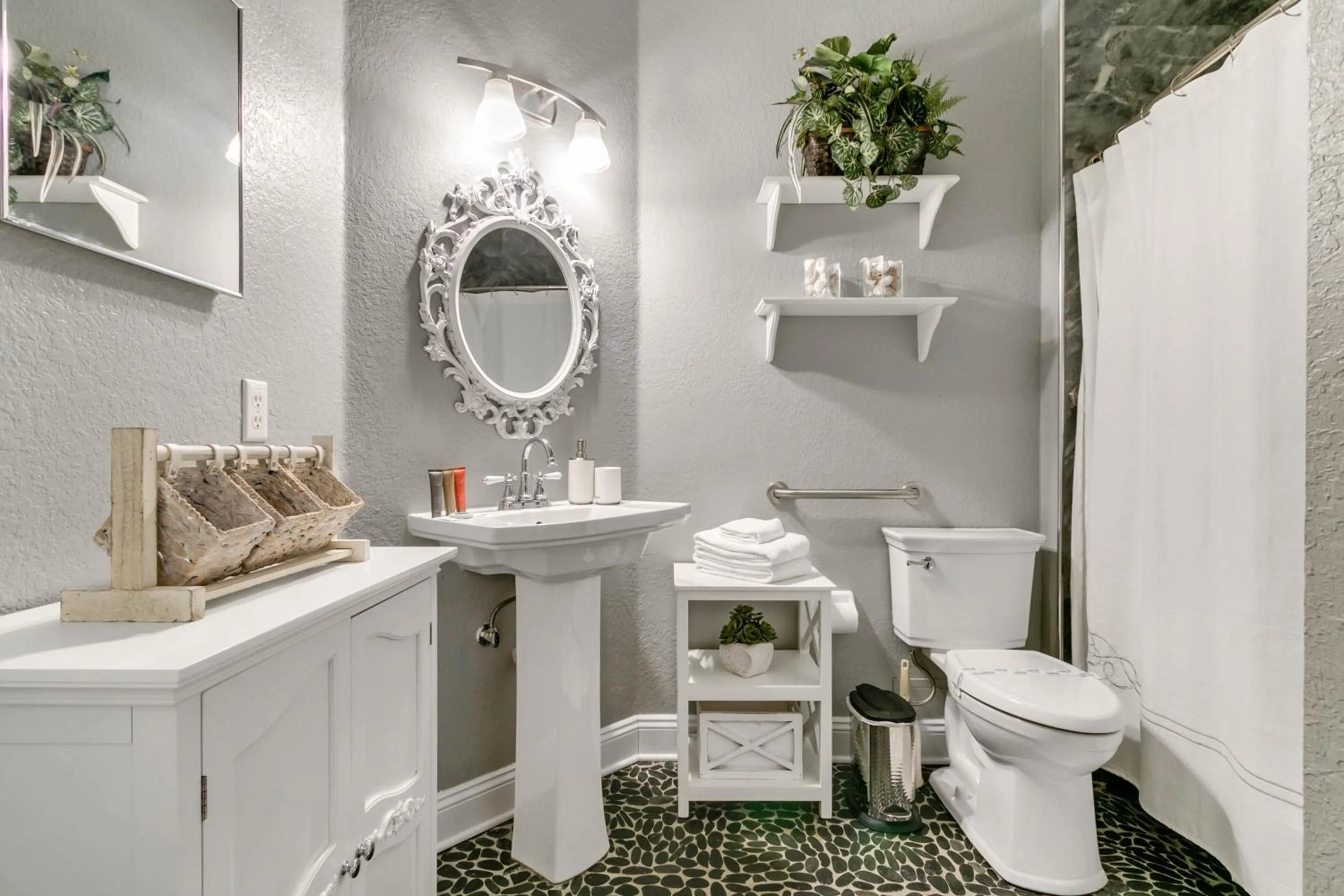 Property building in 3 Bedroom 2 Bathroom Windsor Hills 7675-105 Cs