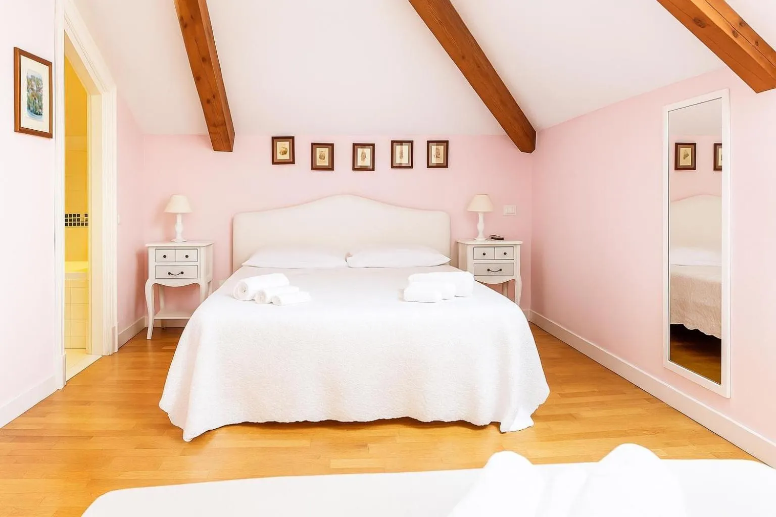 Bed in The Secret Garden Relais