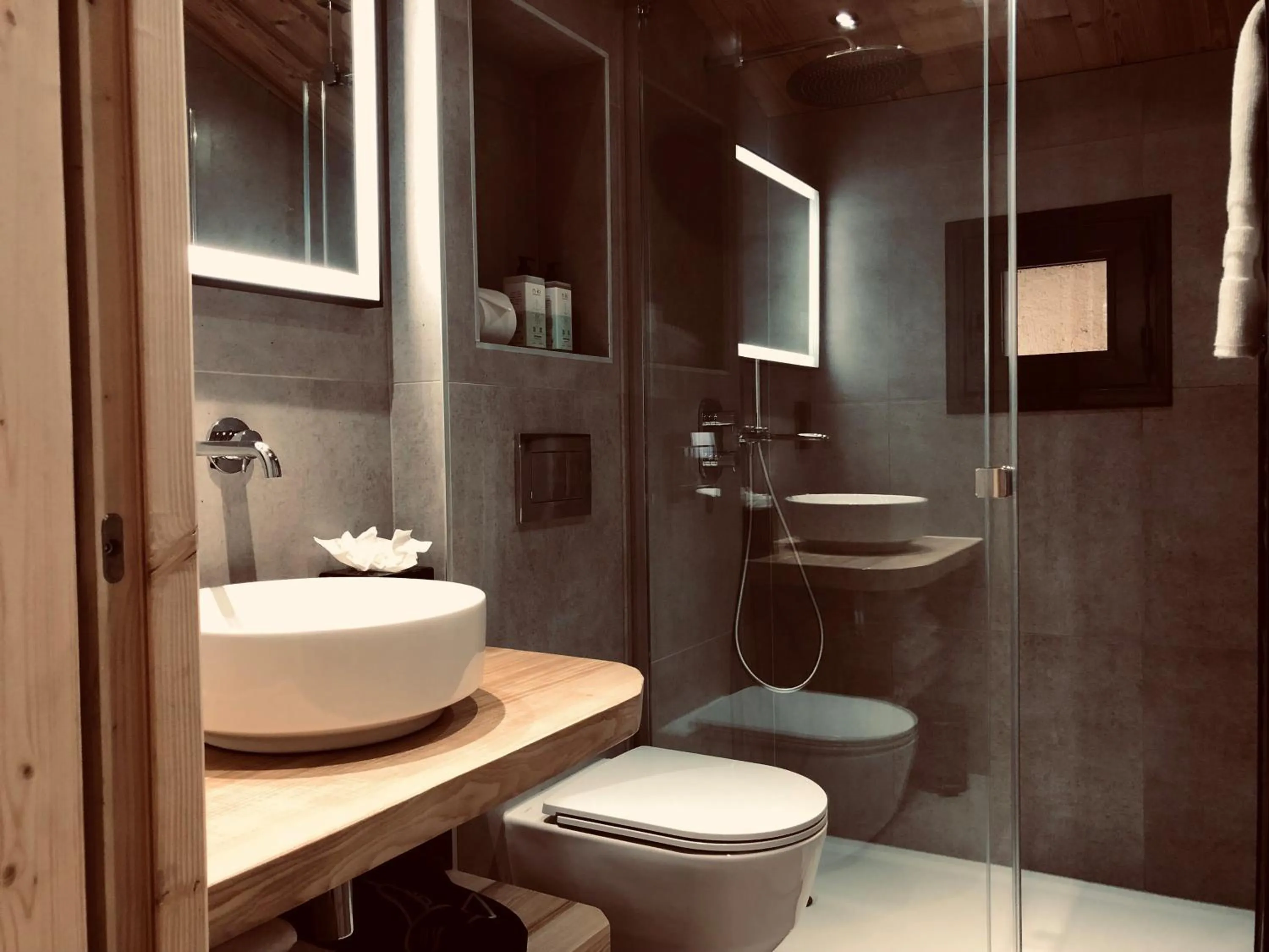 Shower in Terra-Beka Lodge