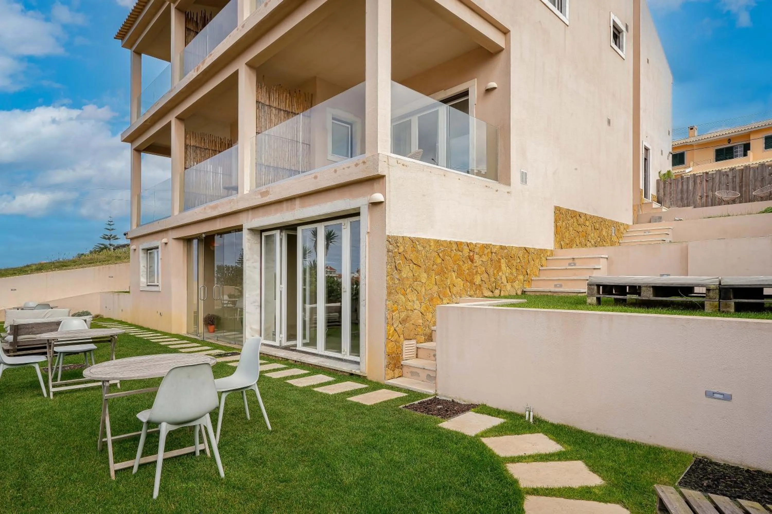 Property building in Azenhas do Mar Valley House