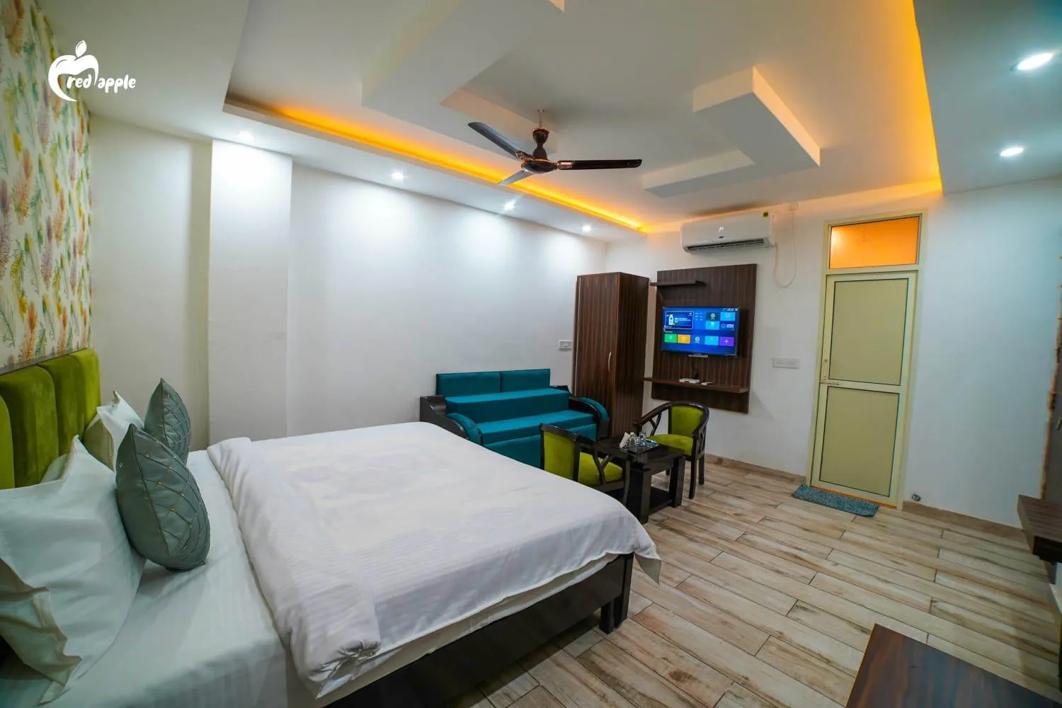 Photo of the whole room, Bed in Hotel Red Apple Near Railway Station Chandigarh