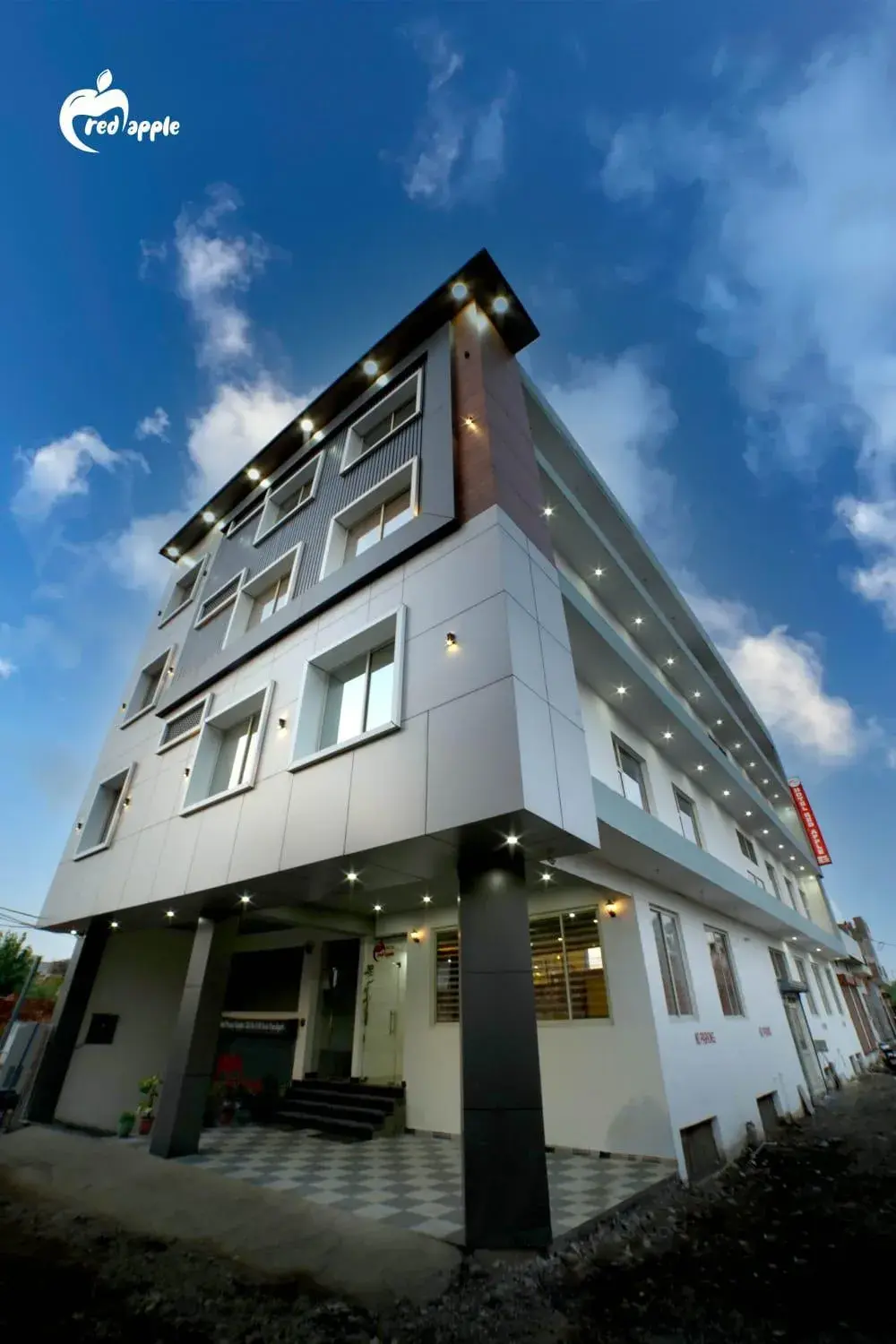 Property building in Hotel Red Apple Near Railway Station Chandigarh Property building in Hotel Red Apple Near Railway Station Chandigarh