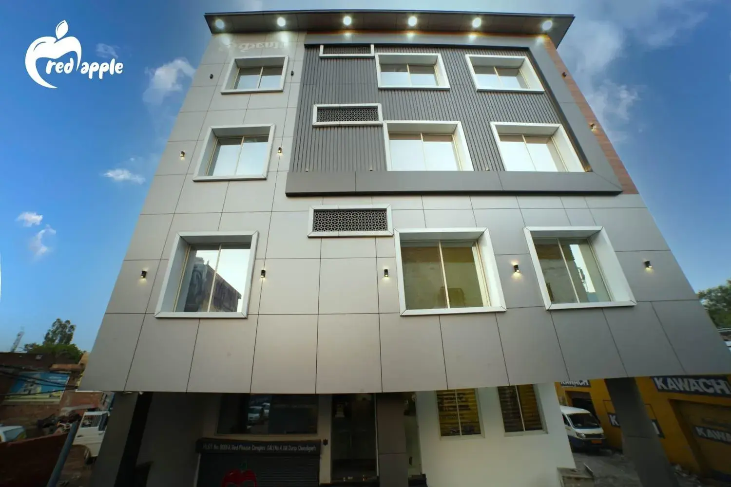 Property building in Hotel Red Apple Near Railway Station Chandigarh Property building in Hotel Red Apple Near Railway Station Chandigarh