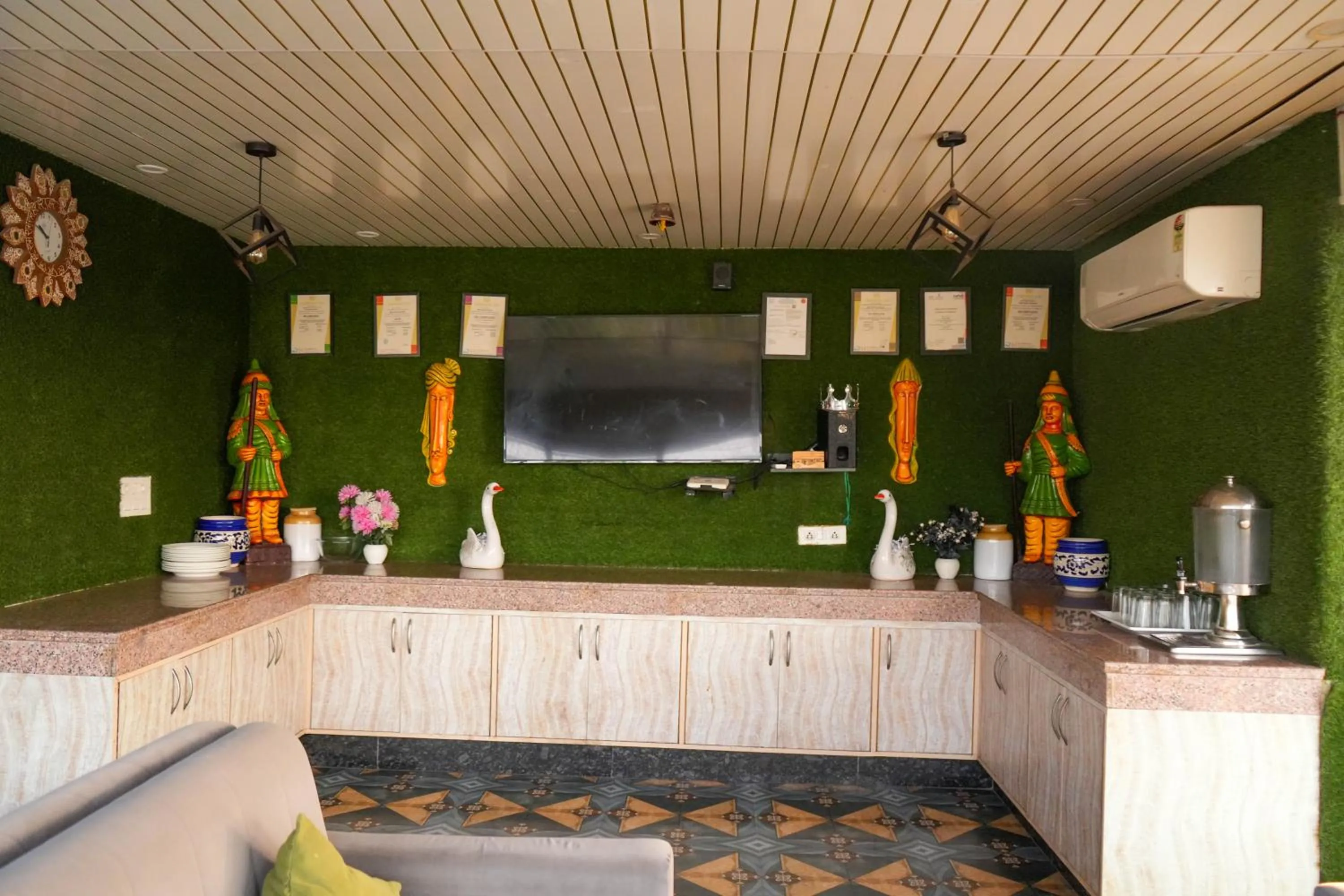 Restaurant/places to eat in Hotel Red Apple Near Railway Station Chandigarh