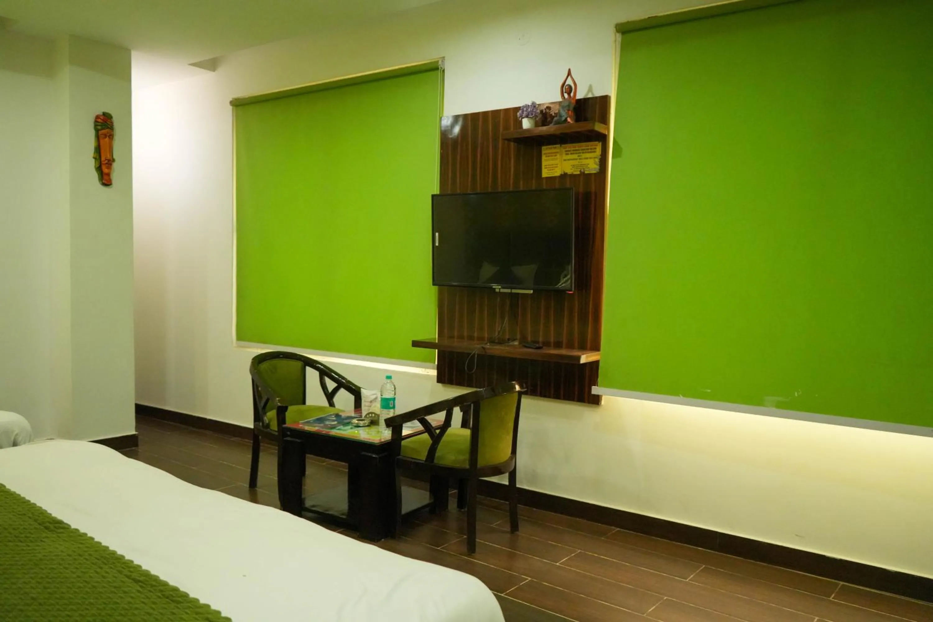 TV and multimedia, Bed in Hotel Red Apple Near Railway Station Chandigarh