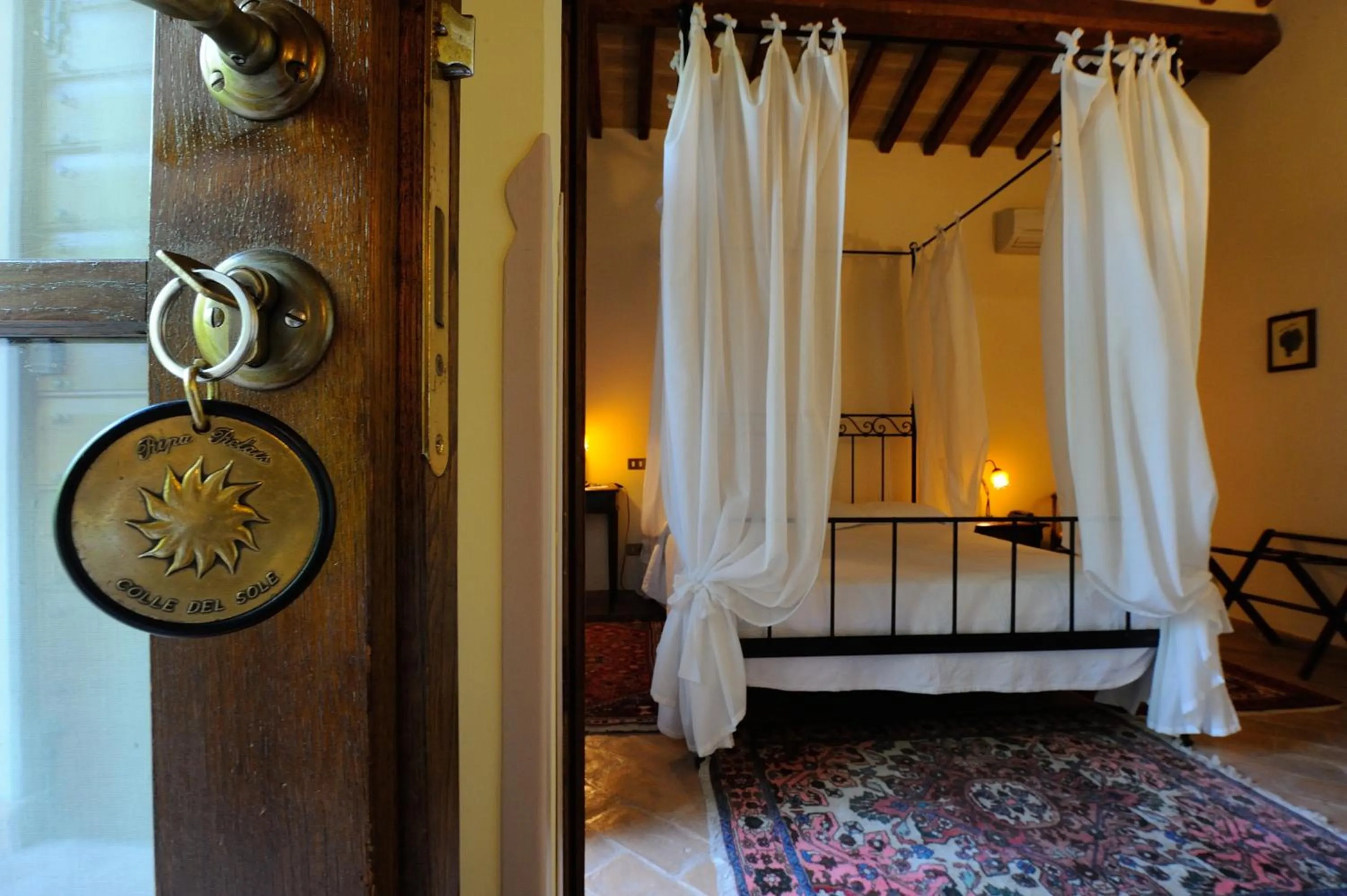 Decorative detail, Bed in Ripa Relais Colle Del Sole