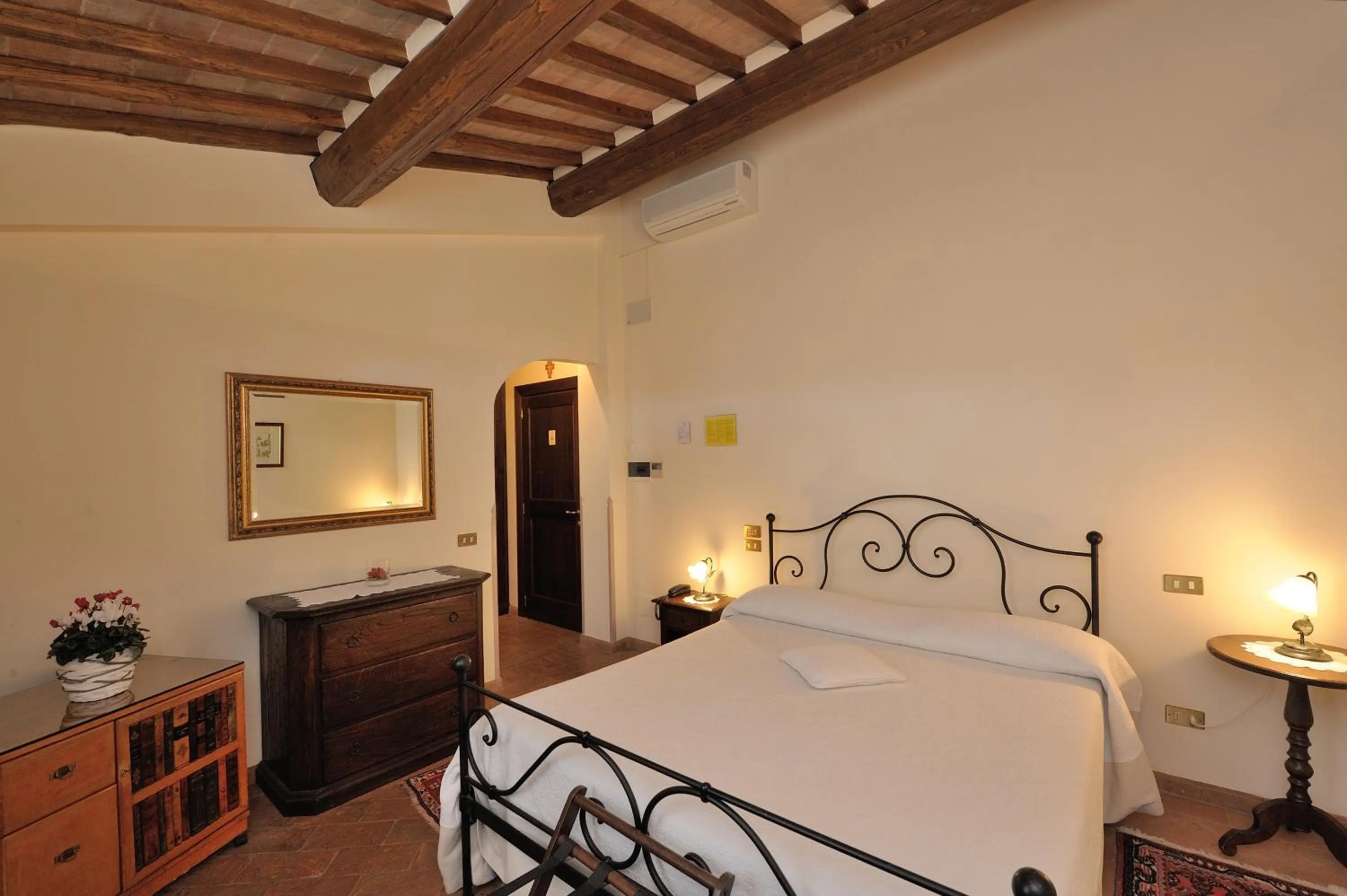 Photo of the whole room, Bed in Ripa Relais Colle Del Sole