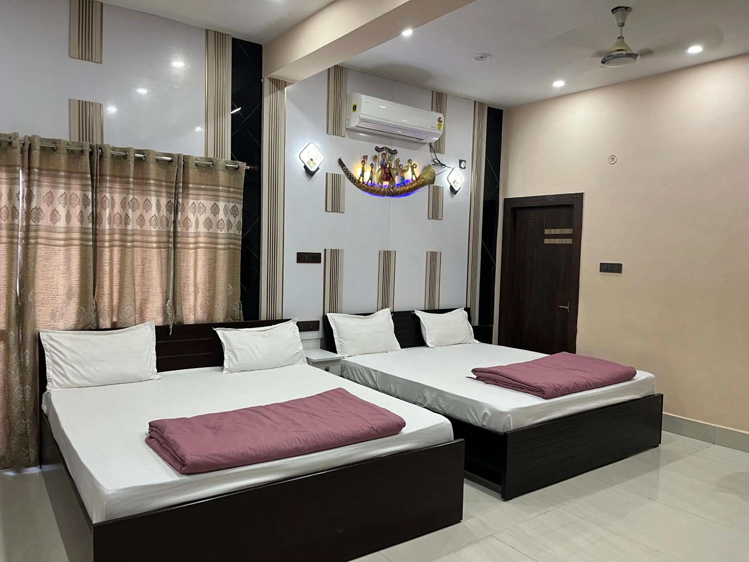 Bed in Hotel Krishna Paradise