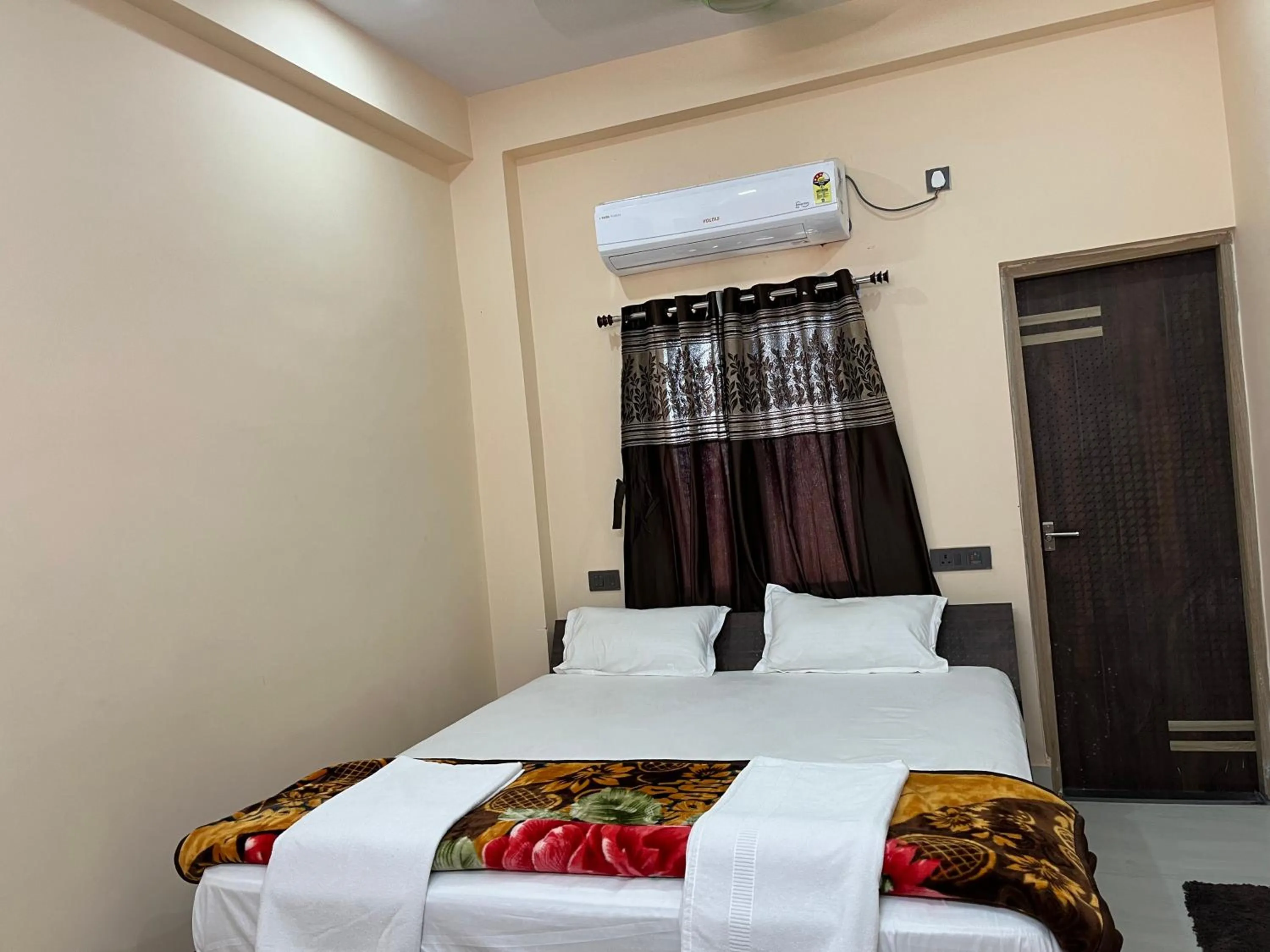 Bed in Hotel Krishna Paradise